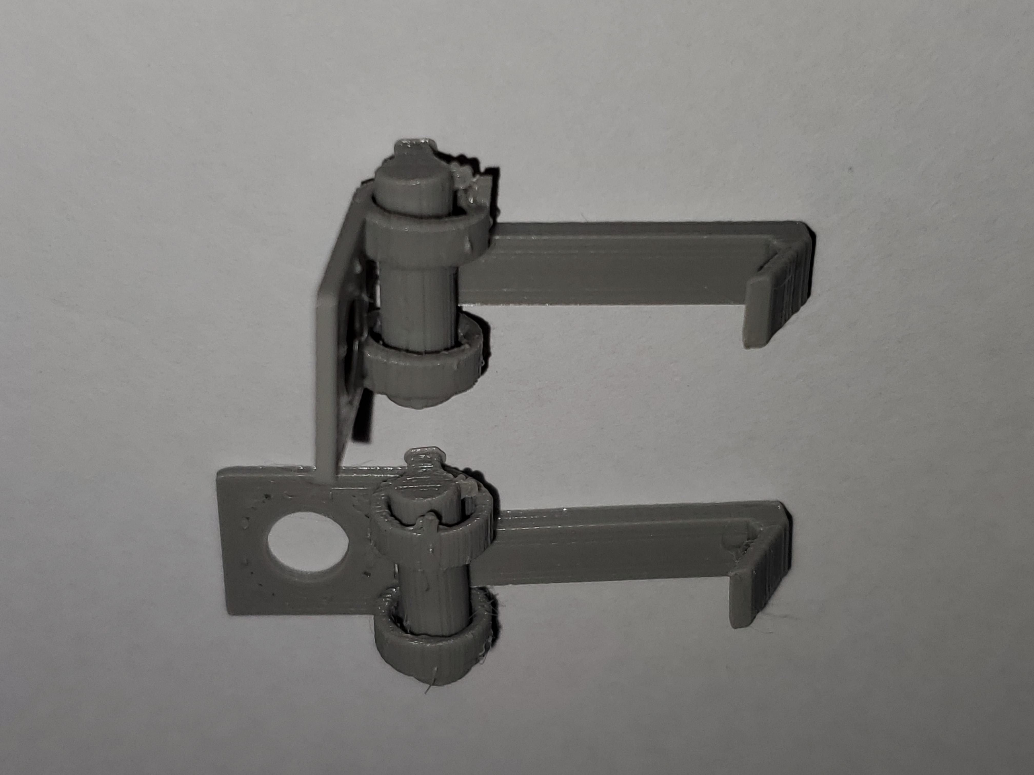 Easy-hang picture hanger