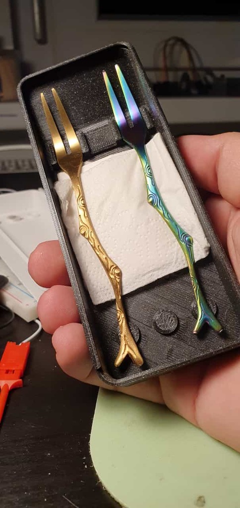 Shisha / Hookah Fork case /w magnets & cleaning cloth space