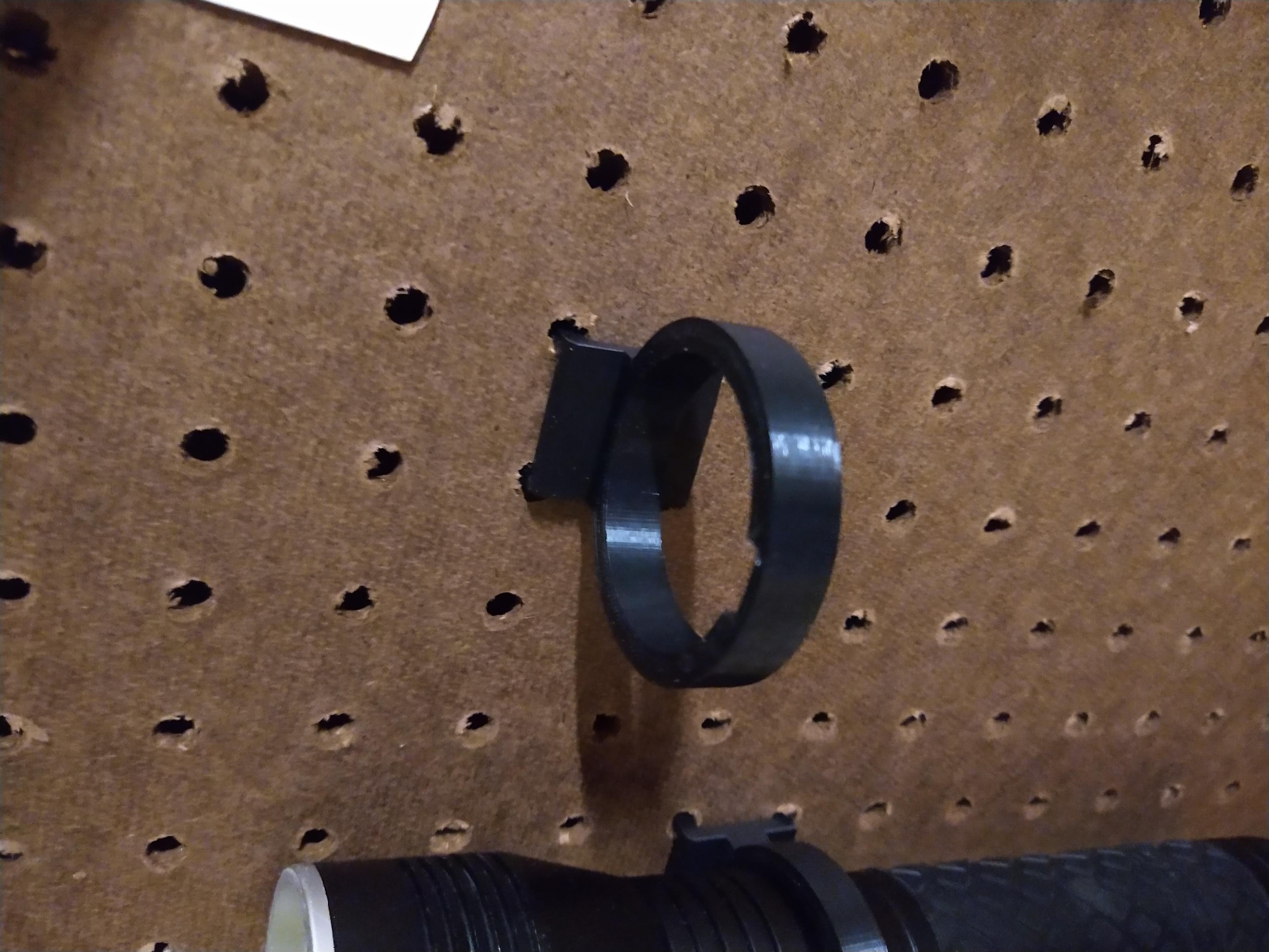 Miniatura 2 do modelo 3D Flashlight mount for peg board