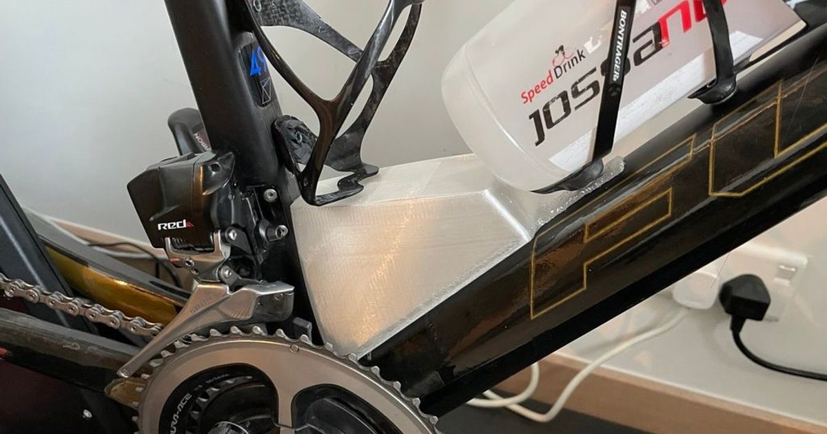 Bottom bracket storage outlet