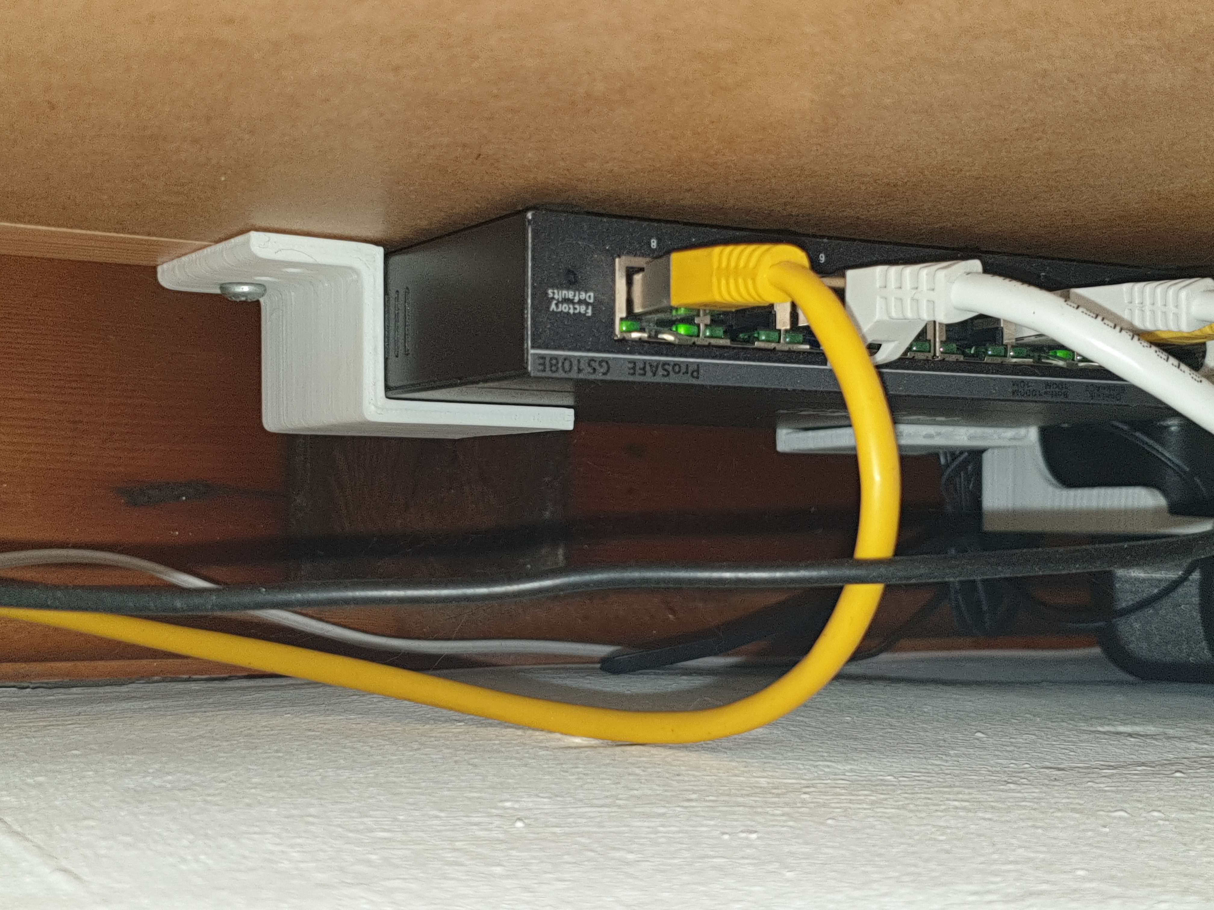 Netgear 8 Port (GS108) Switch wall mount