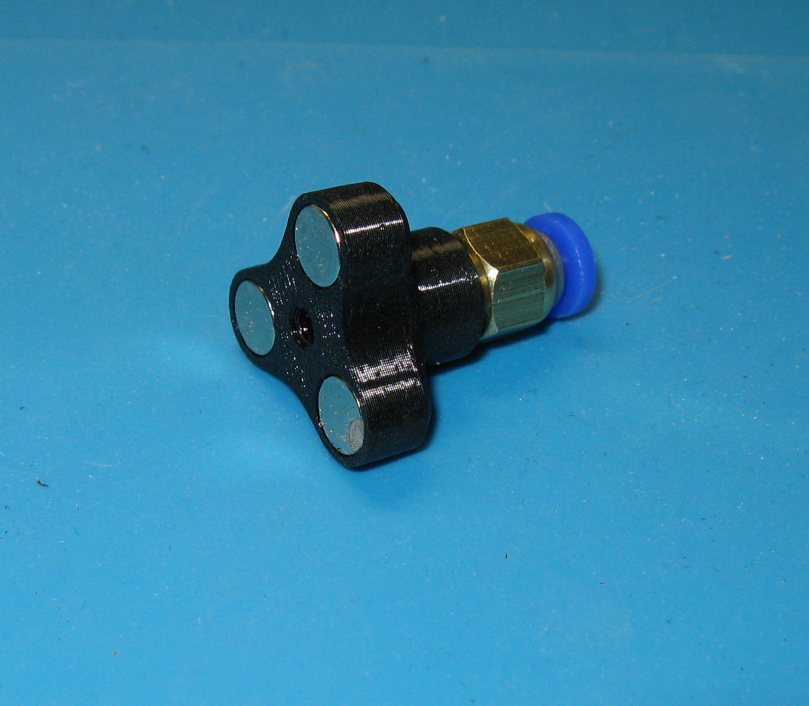 Magnetic 4mm tube coupler