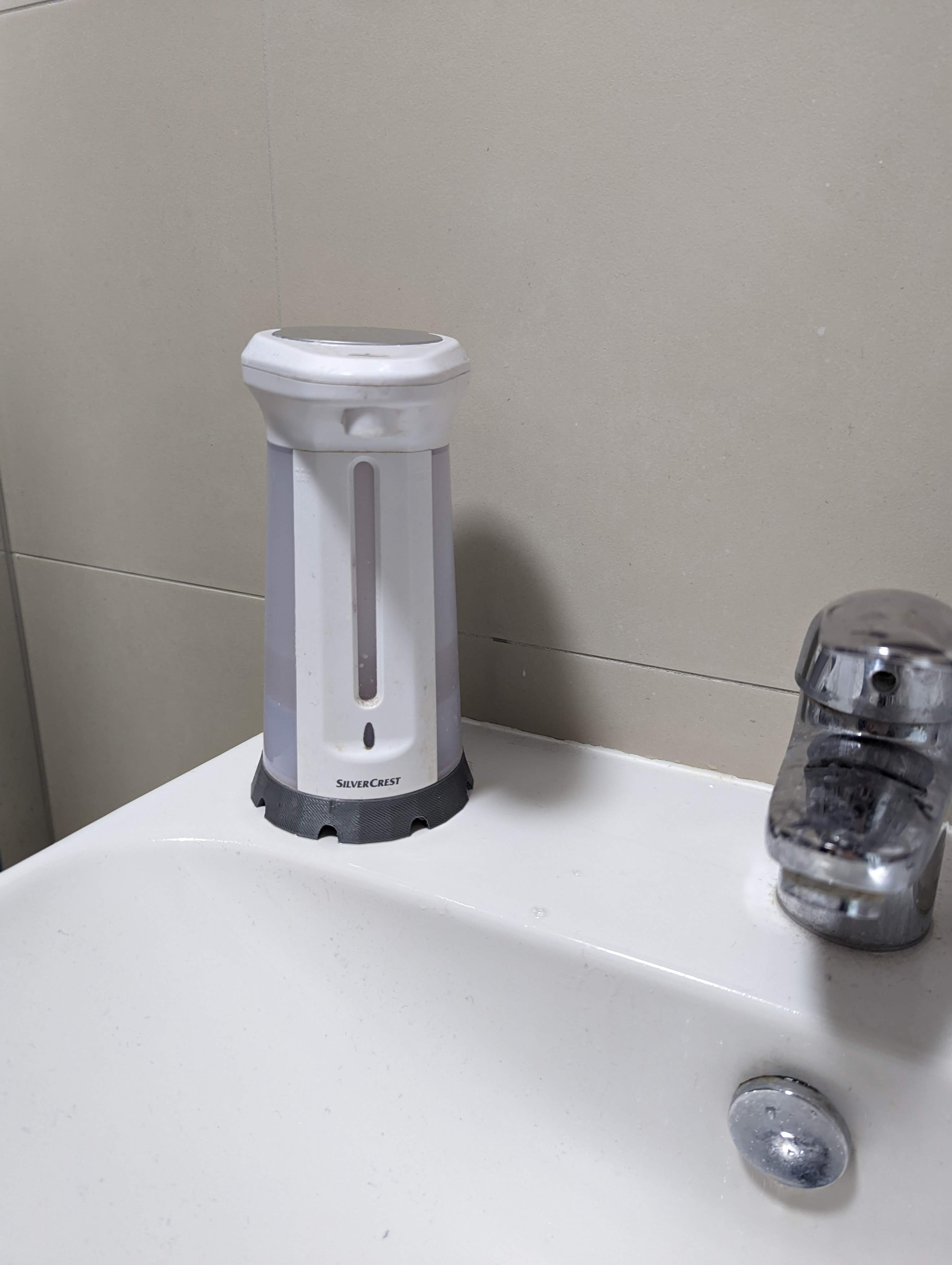 Dry base for automatic soap dispensers