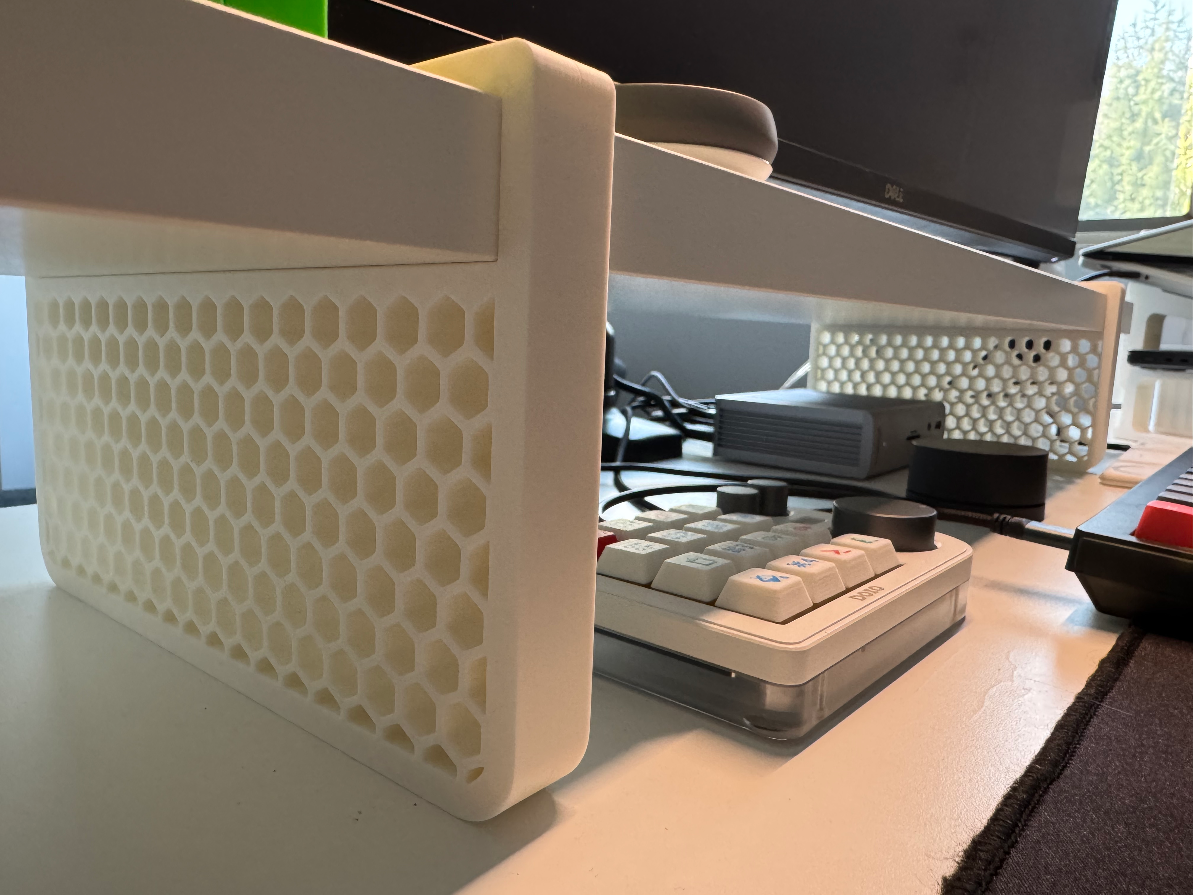 Yet another monitor raiser leg (paired with IKEAs BERGSHULT shelf)