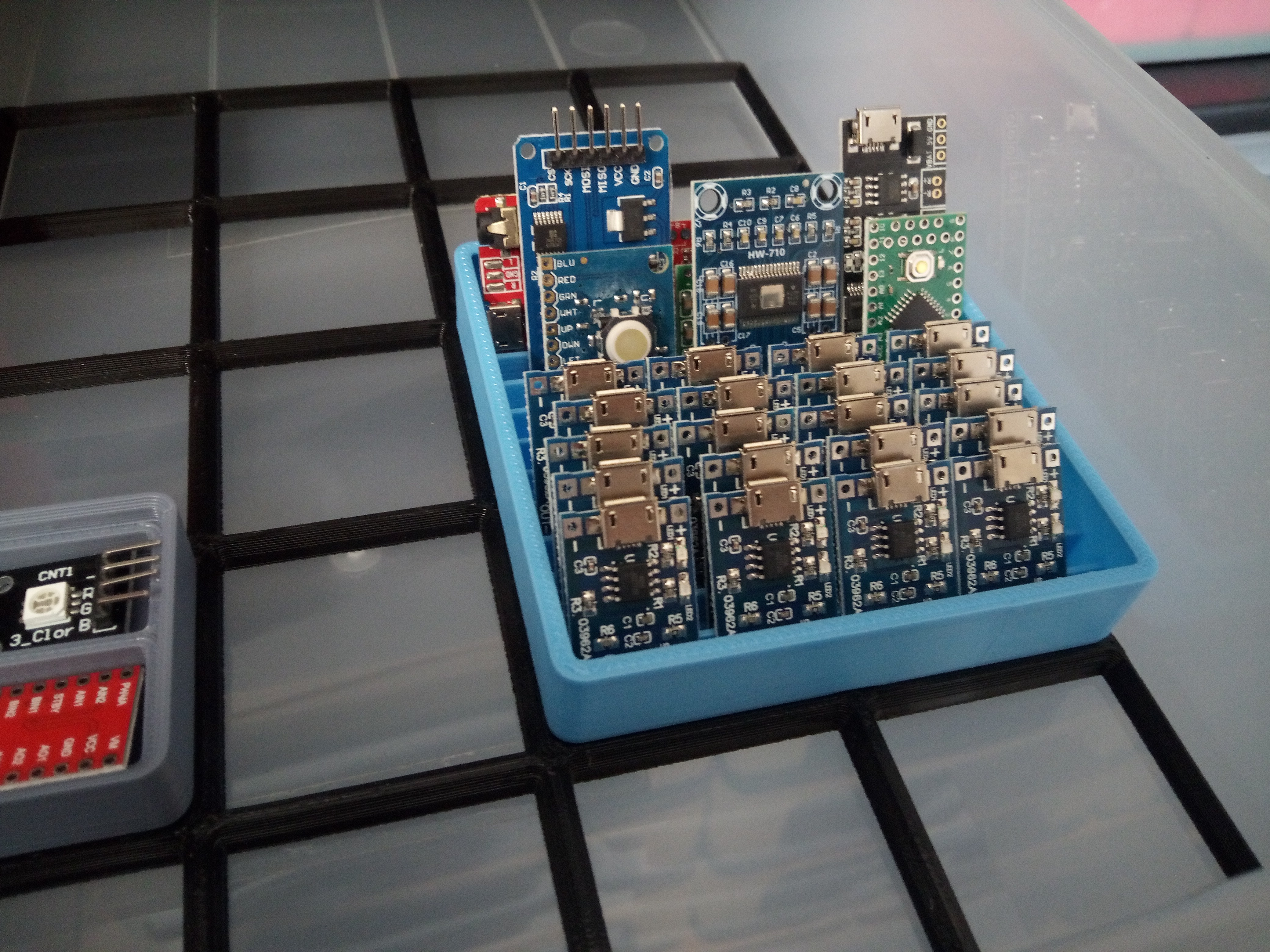 Lightweight Gridfinity PCB/module bin