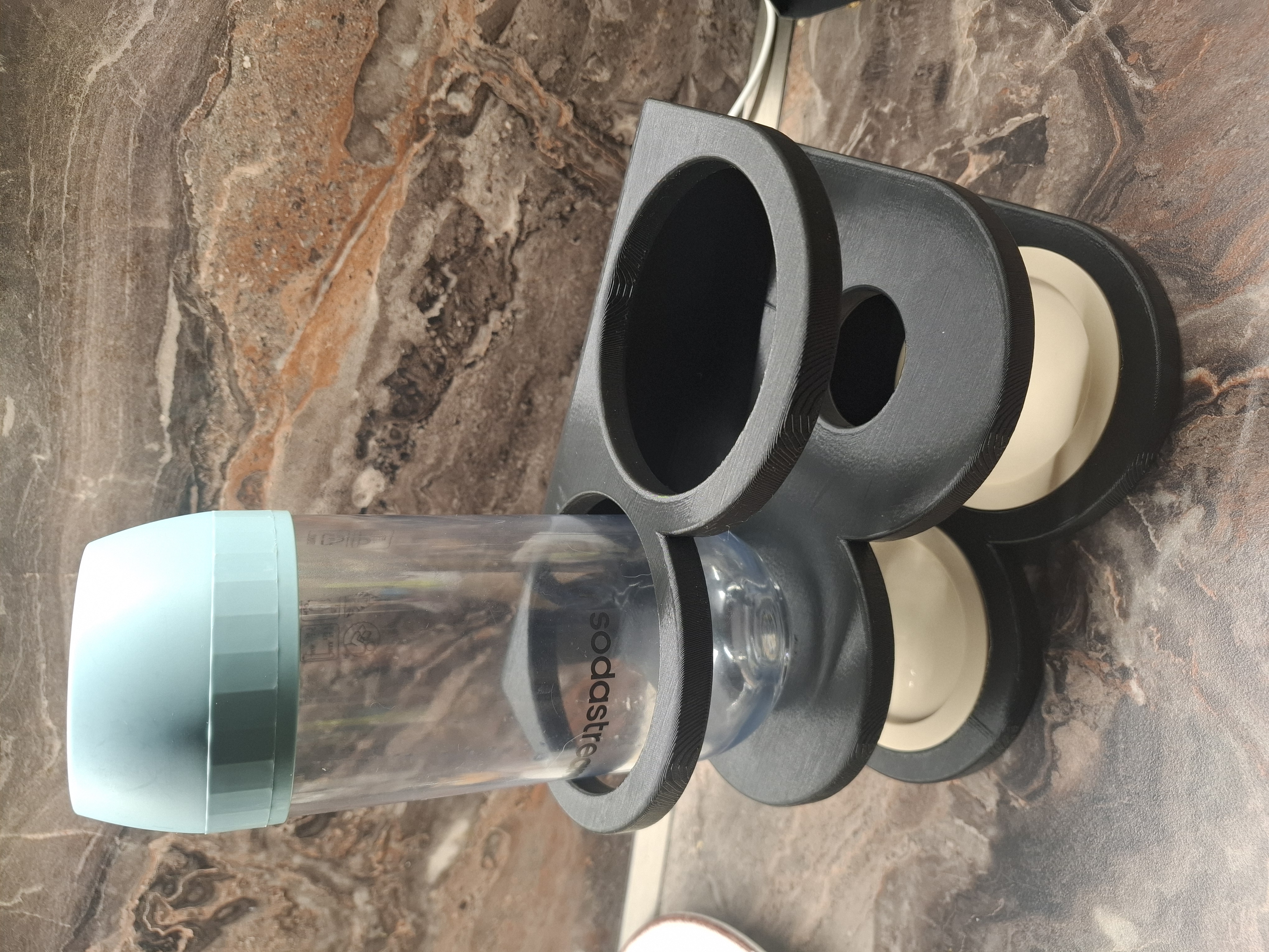 Double holder for sodastream bottle