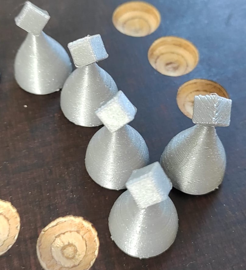 Spielfigur mit Würfelkopf- token with cube on top