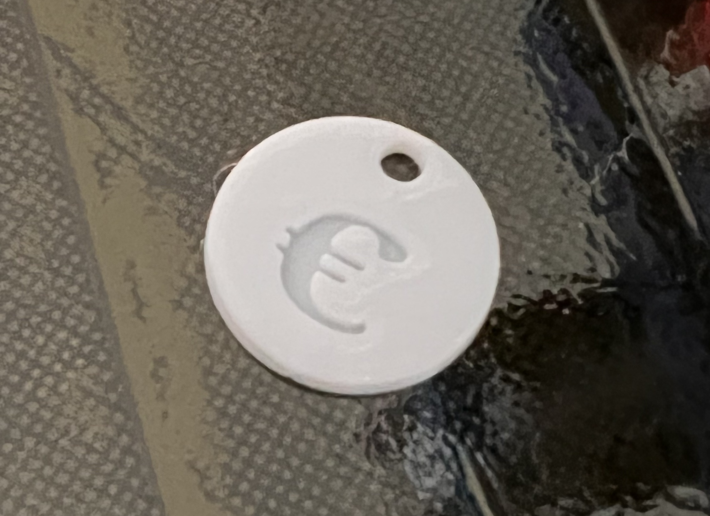 Coin for shopping cart (1 €) with key hole