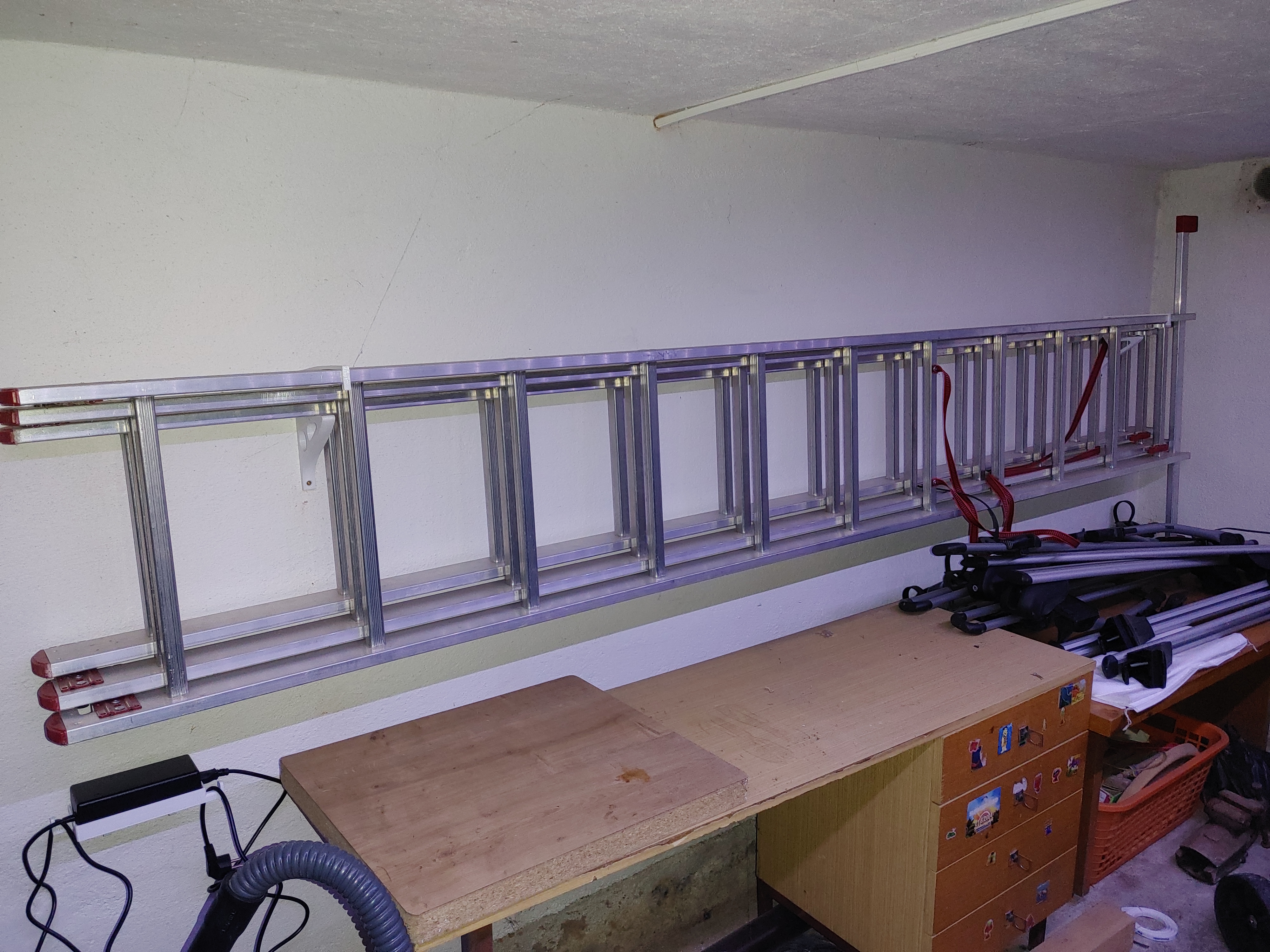 Ladder hanger