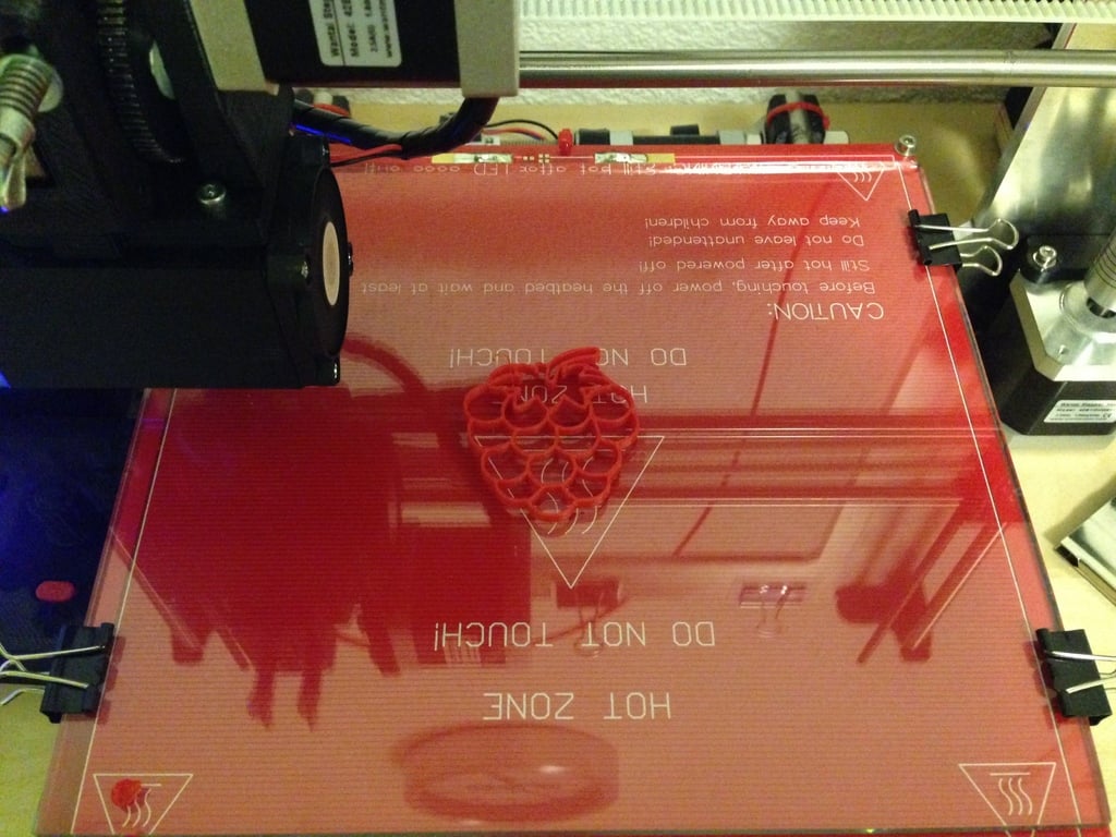 Miniatura 2 do modelo 3D Simple Raspberry Keychain