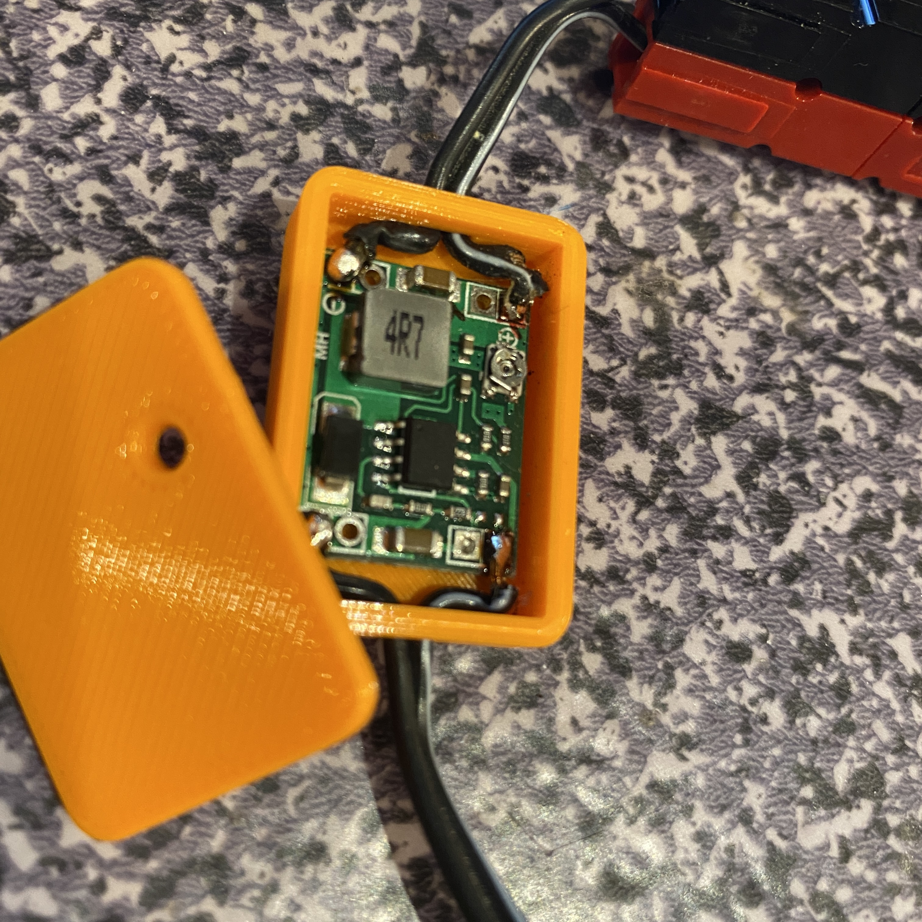 Housing box and the lid for the DC/DC down converter
