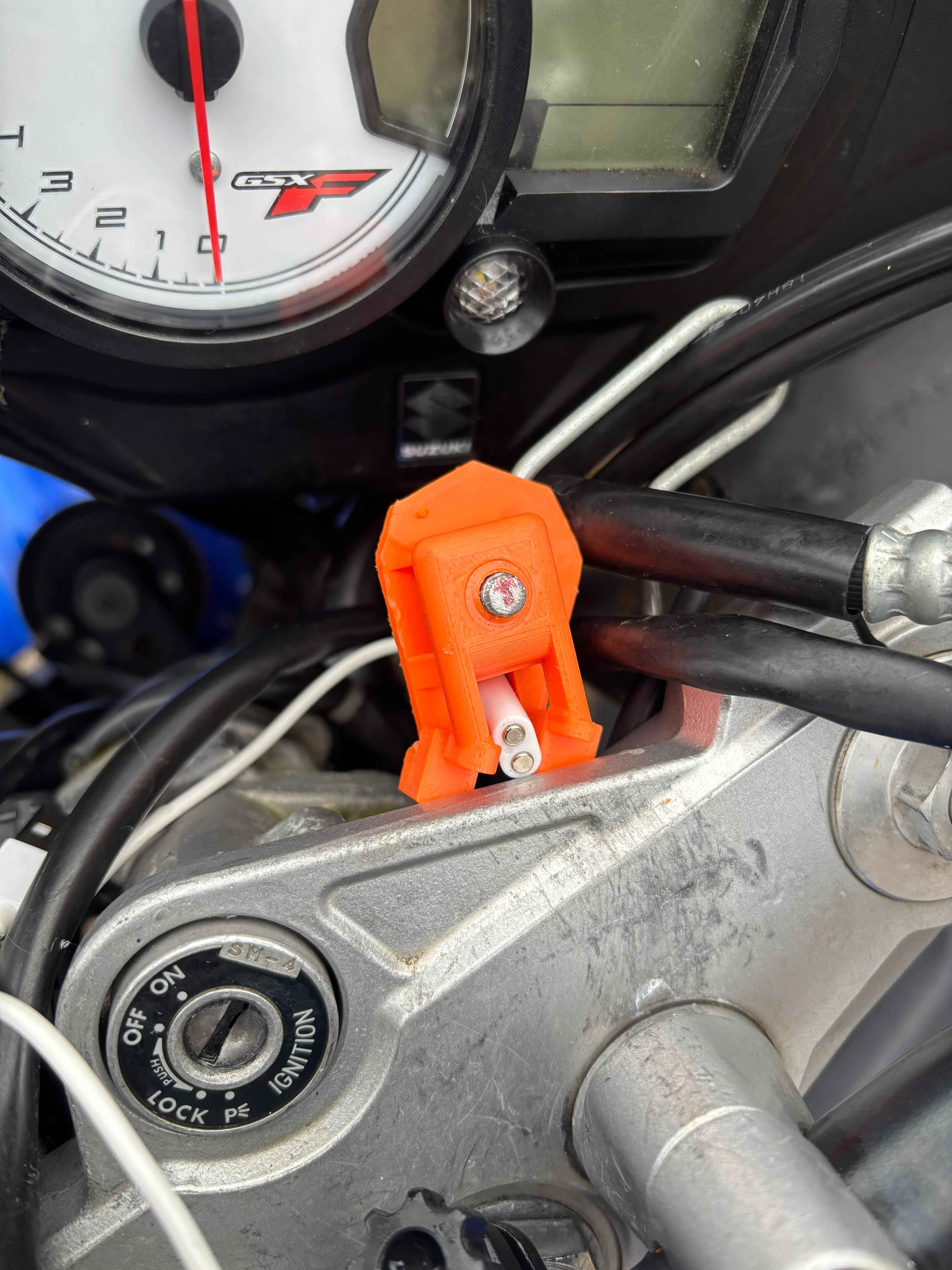 Suzuki GSX-650f Yoke / Wire Holder Mount