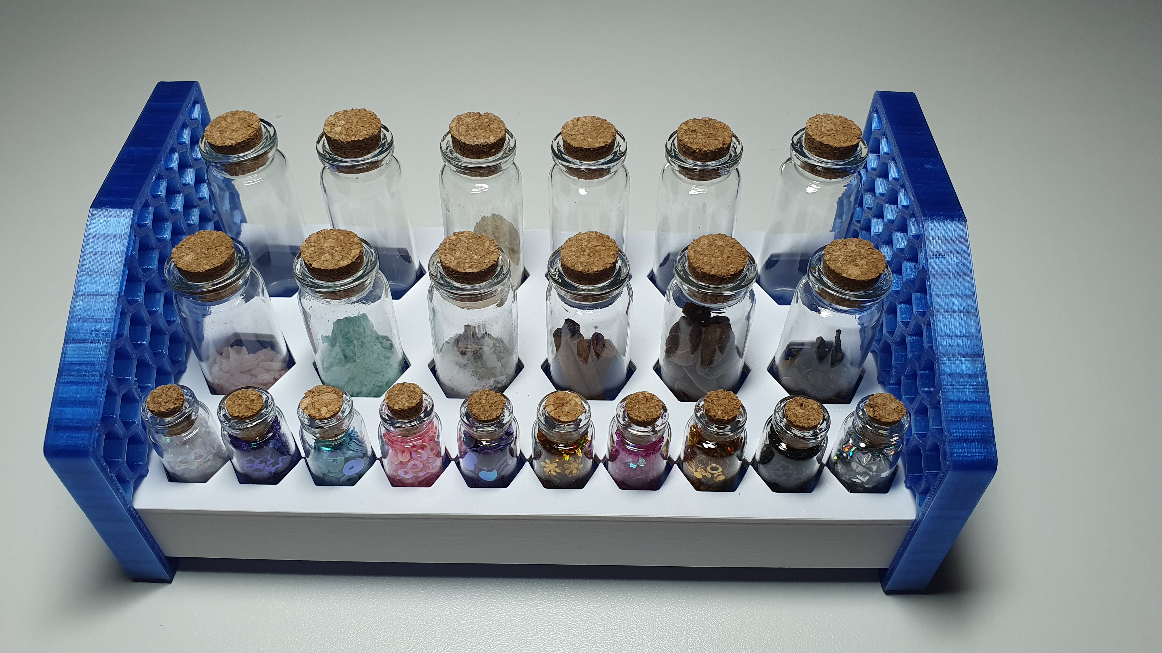 Stojánek na lahvičky se vzorem plástve (bottle rack with honeycomb pattern)
