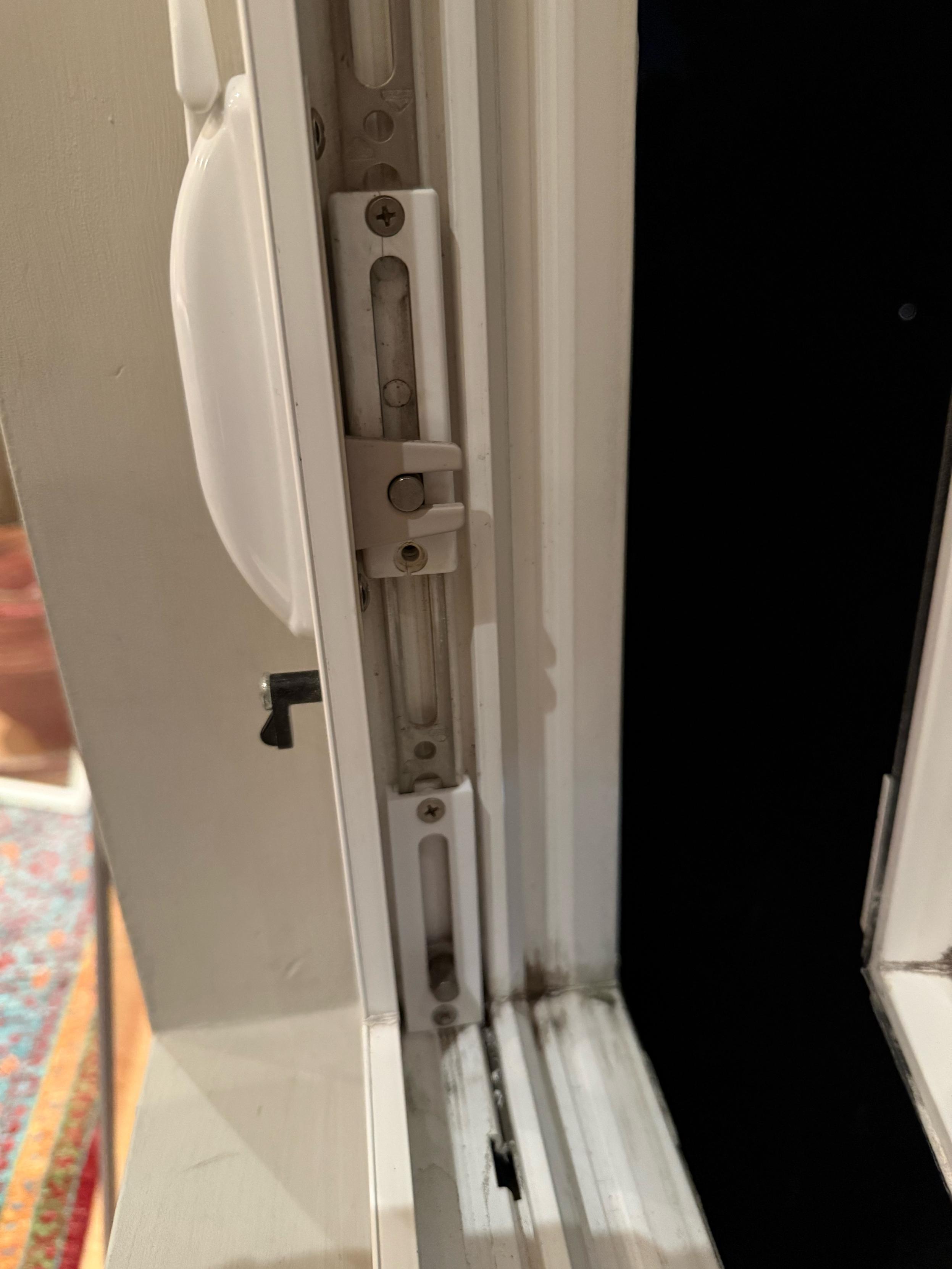 Roto multipoint casement latch lock-bar retainer