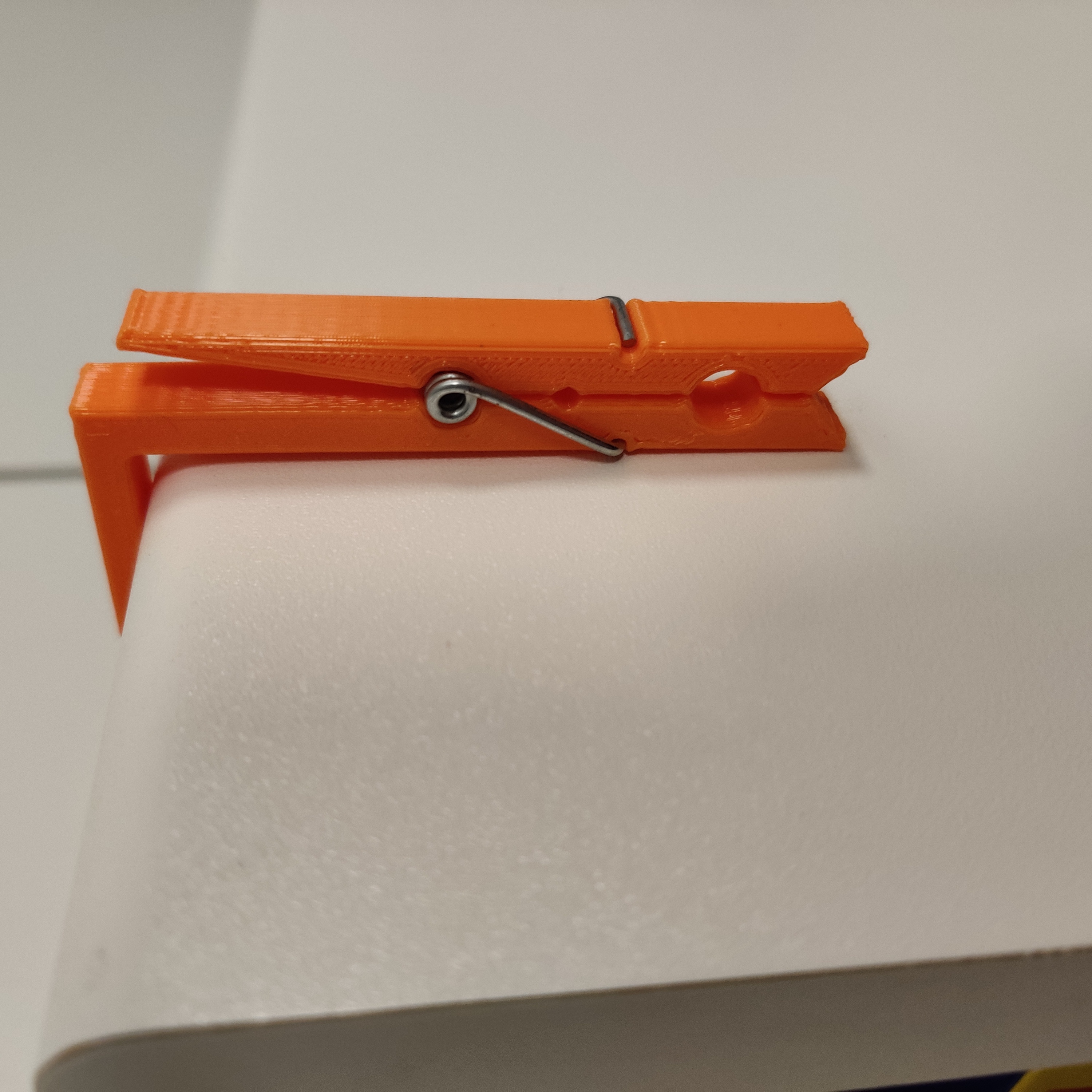 Miniatura 2 do modelo 3D Clothespin hanger