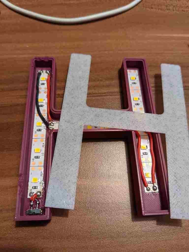 Glowing letter H — miniatura 3