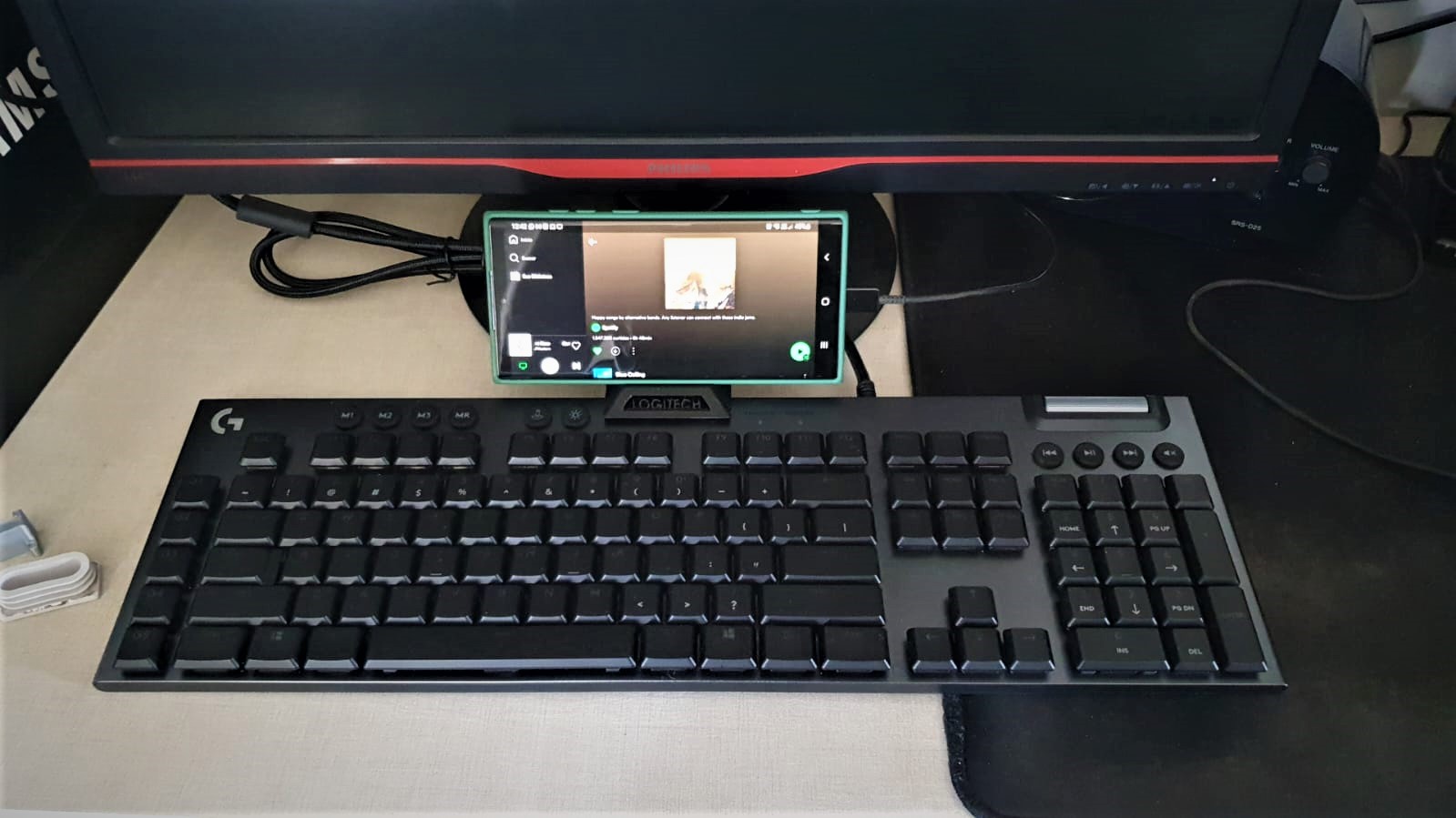 Logitech keyboard G815 smartphone support