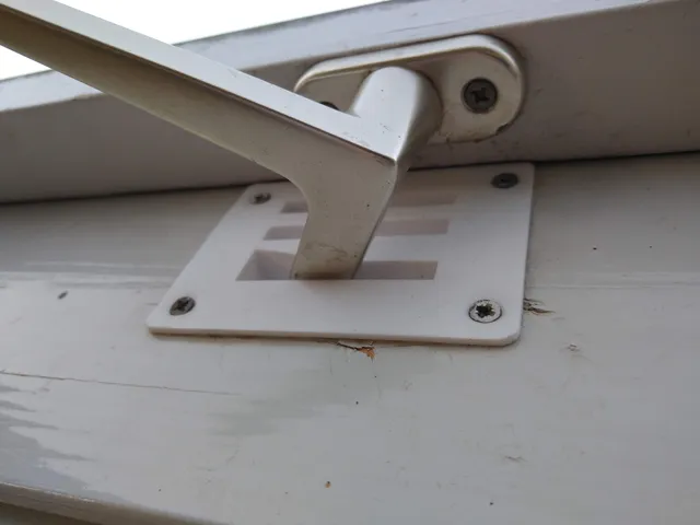 Roof window locking plate