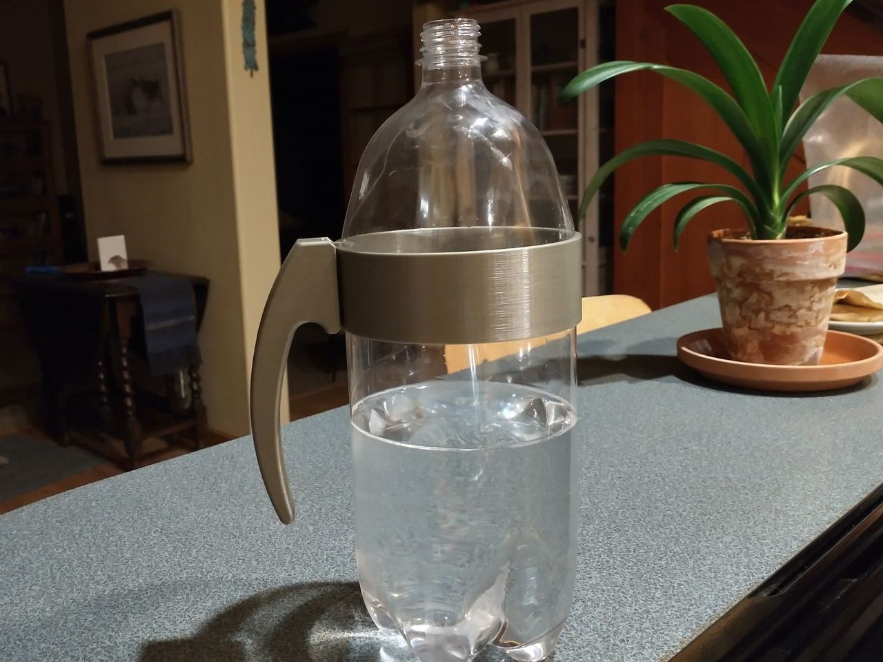 2 litrelik şişe sapı (Sadece Plastik Aparattır!!!)
