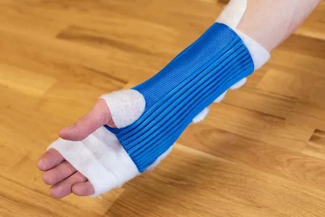 Wrist brace (splint) for either hand