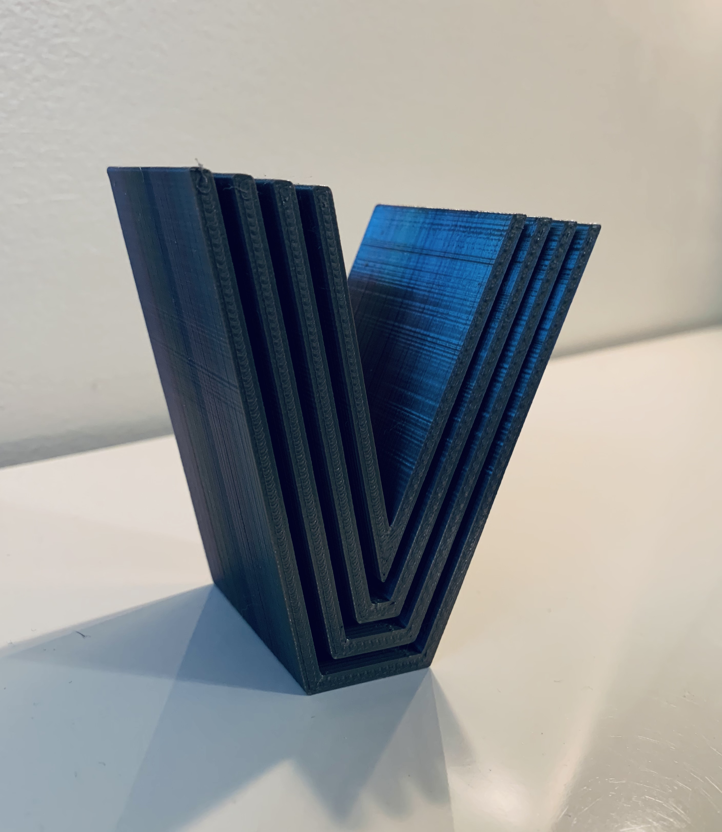 Decorative Block Initial 'V' — miniatura 2