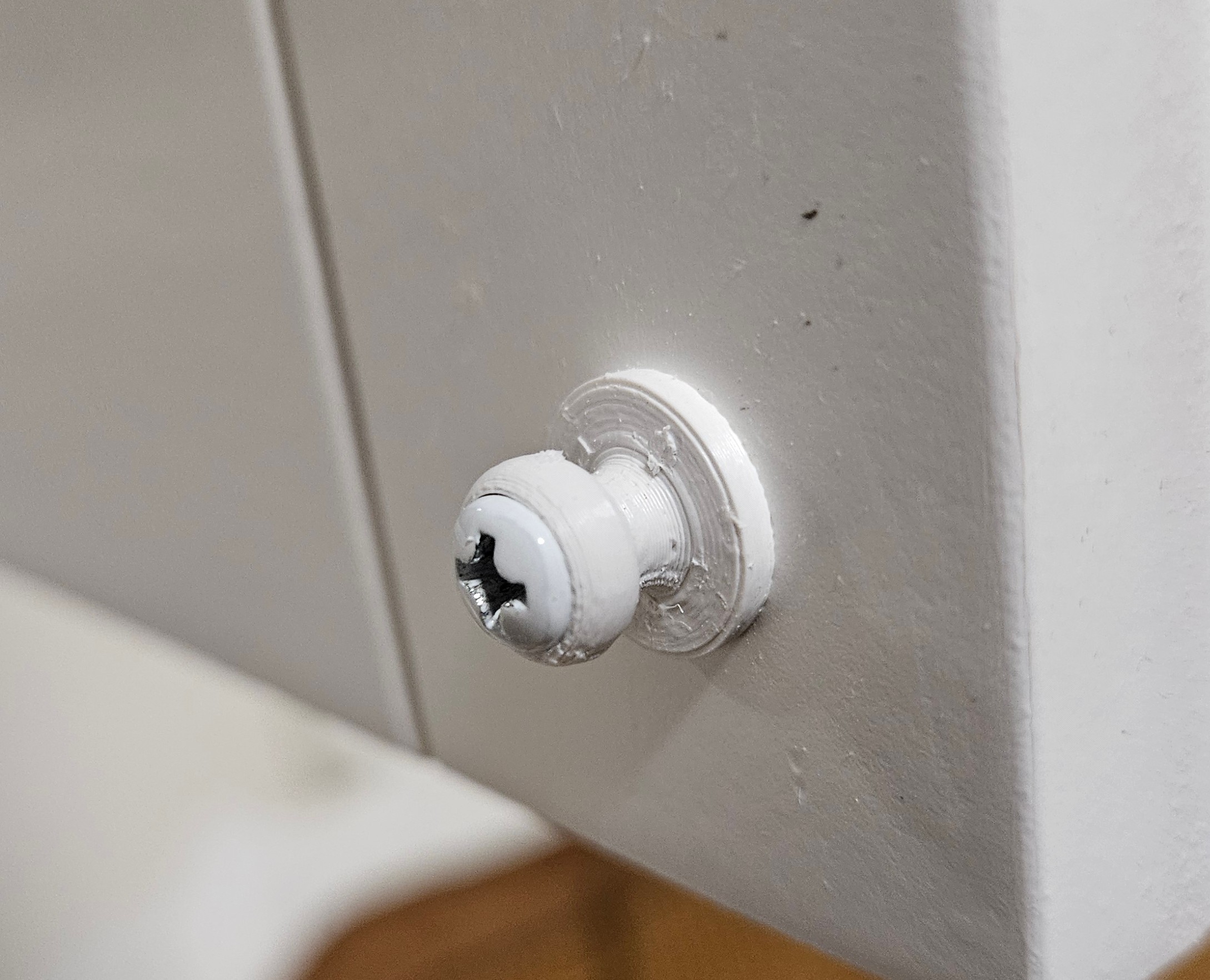 Door catch for plantation shutters