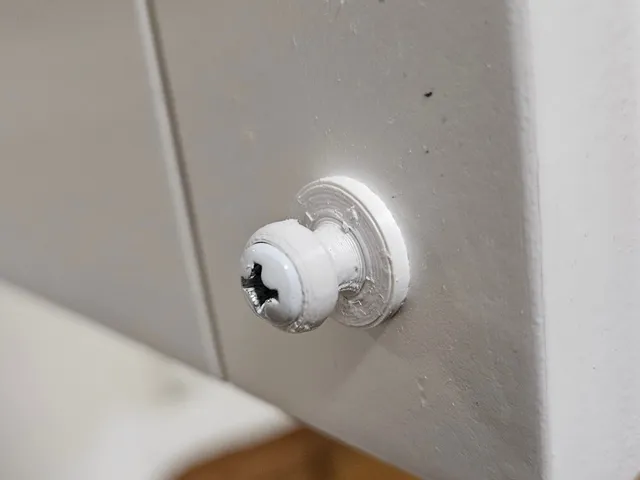 Door catch for plantation shutters