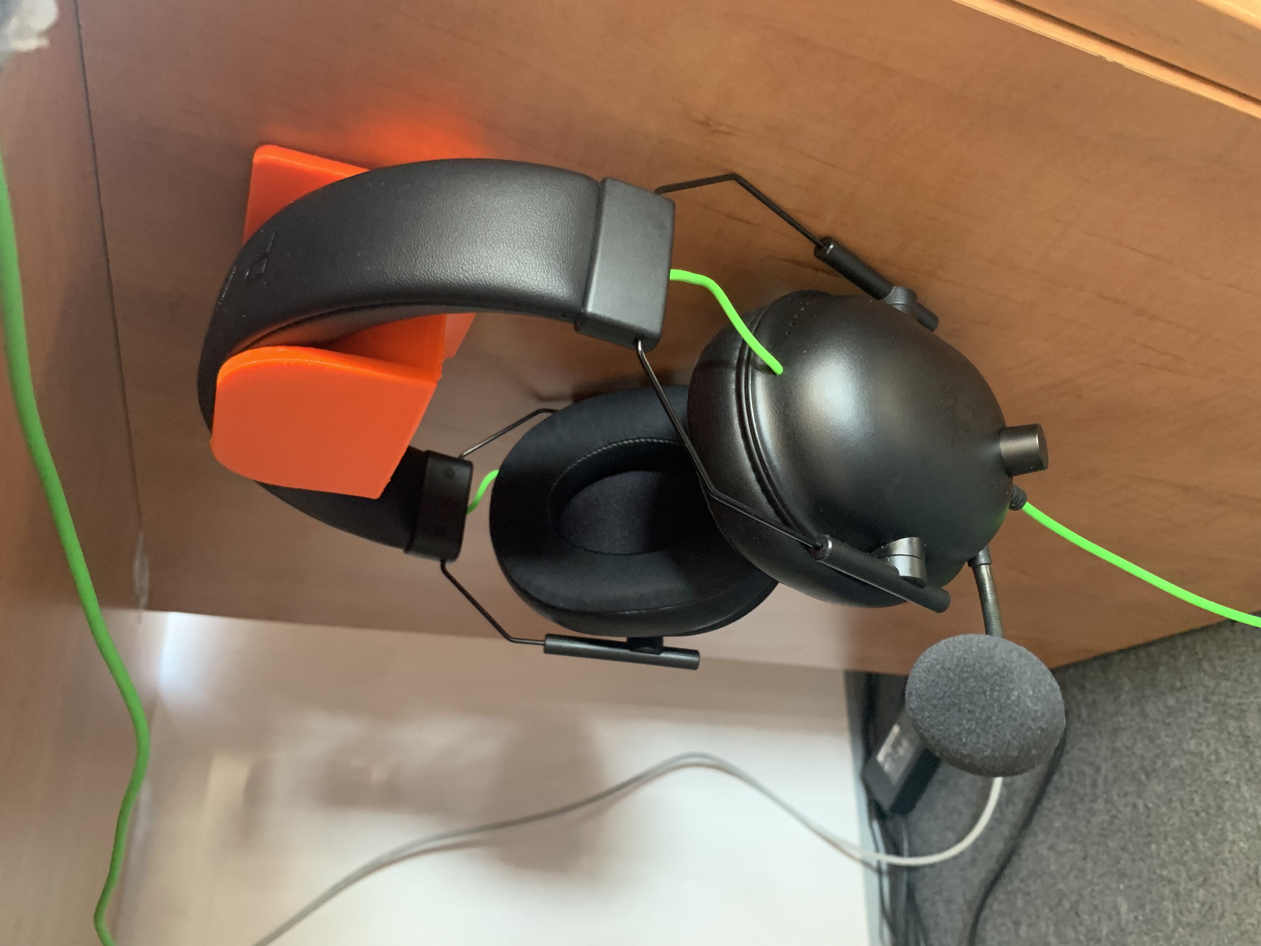 Headphone holder / držák na sluchátka