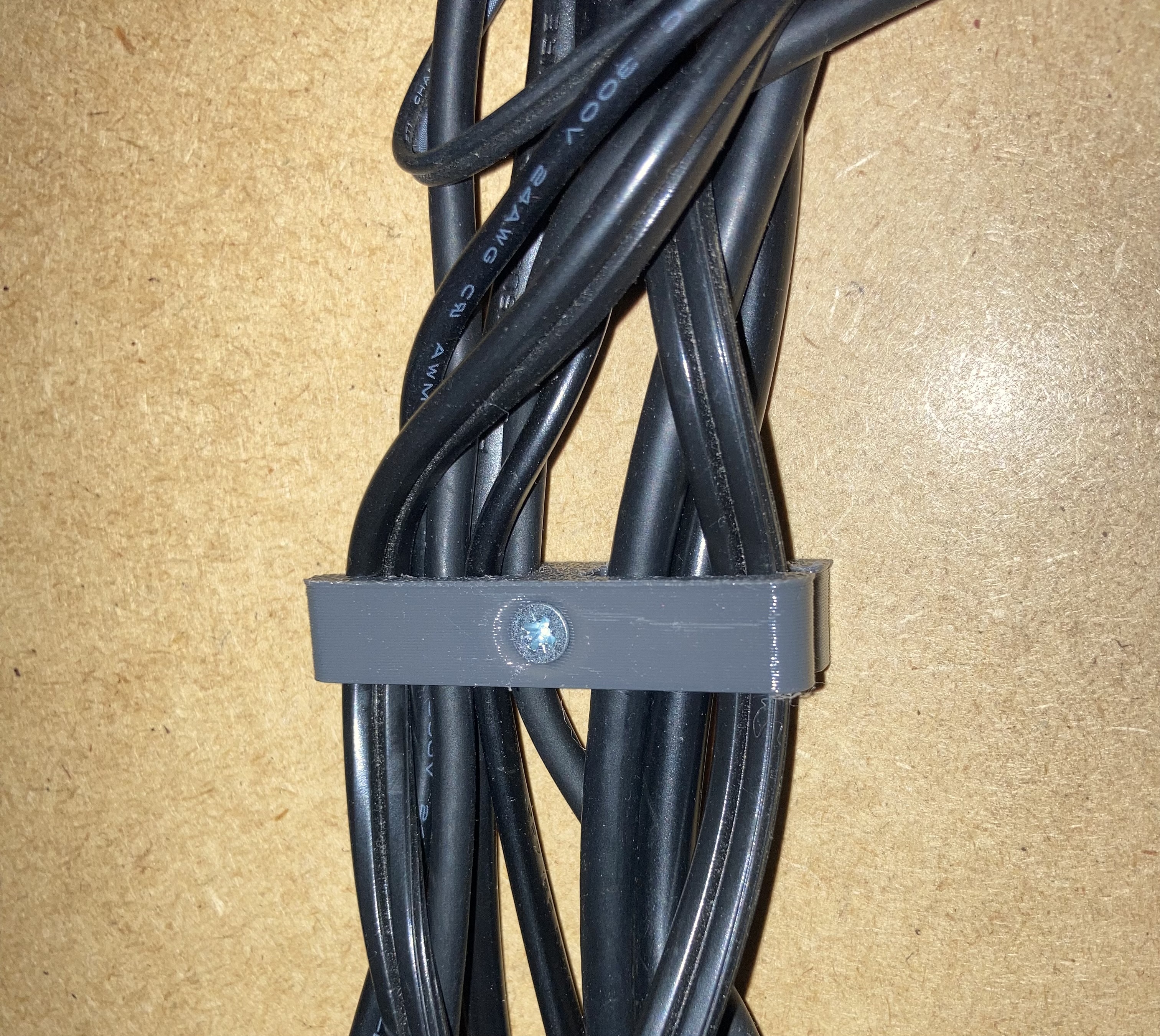Organizador de cables para colocar debajo del escritorio.