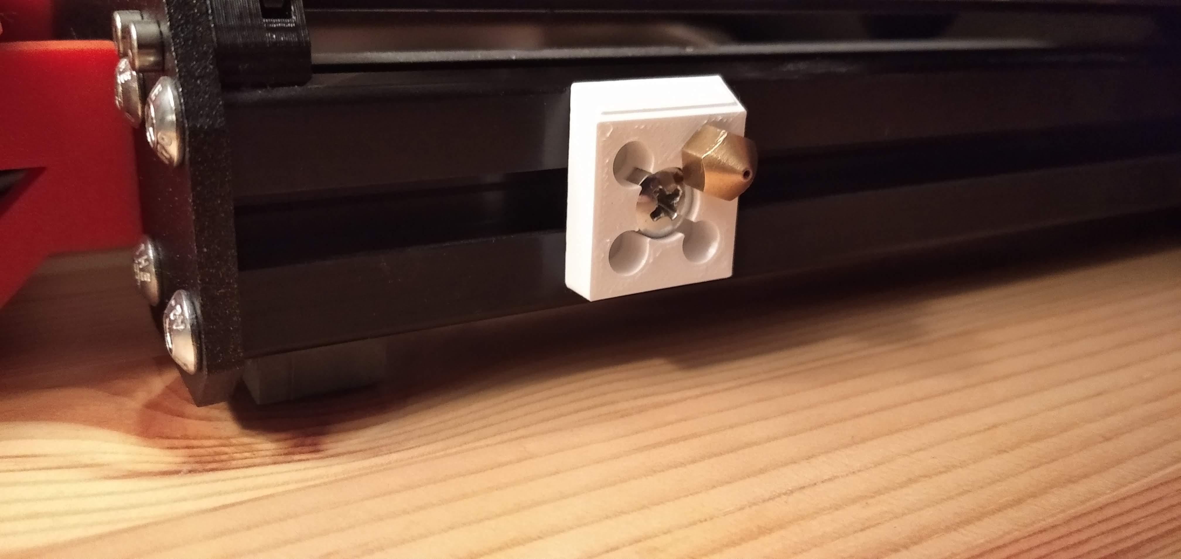 small modular nozzle holder attached to aluminum profiles