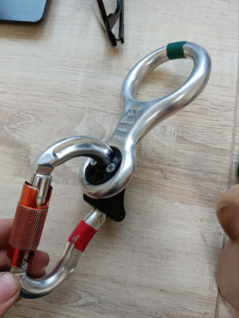 Clamp/lock for securing a figure-eight descender to a carabiner