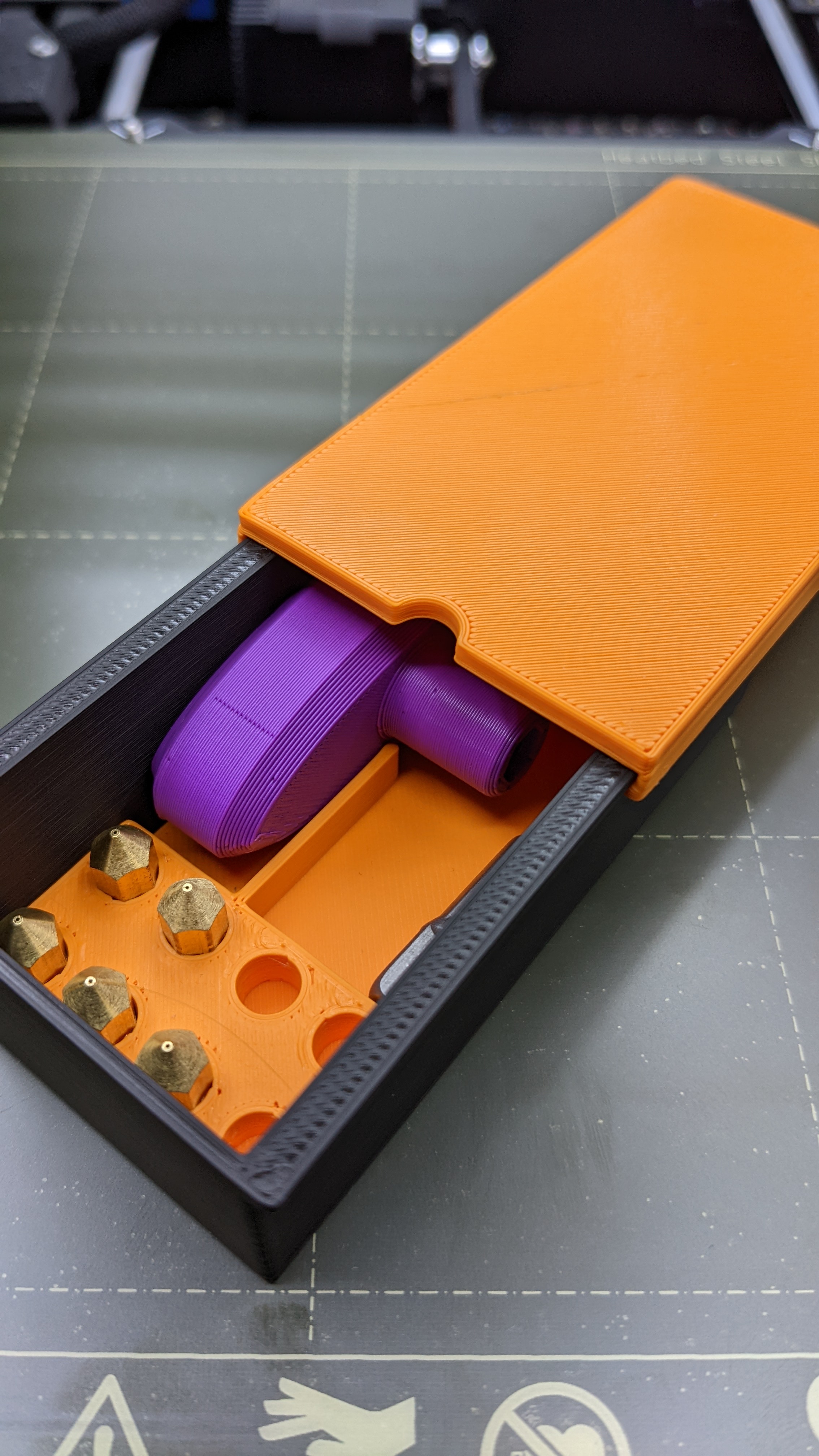 Box with sliding lid and nozzle insert