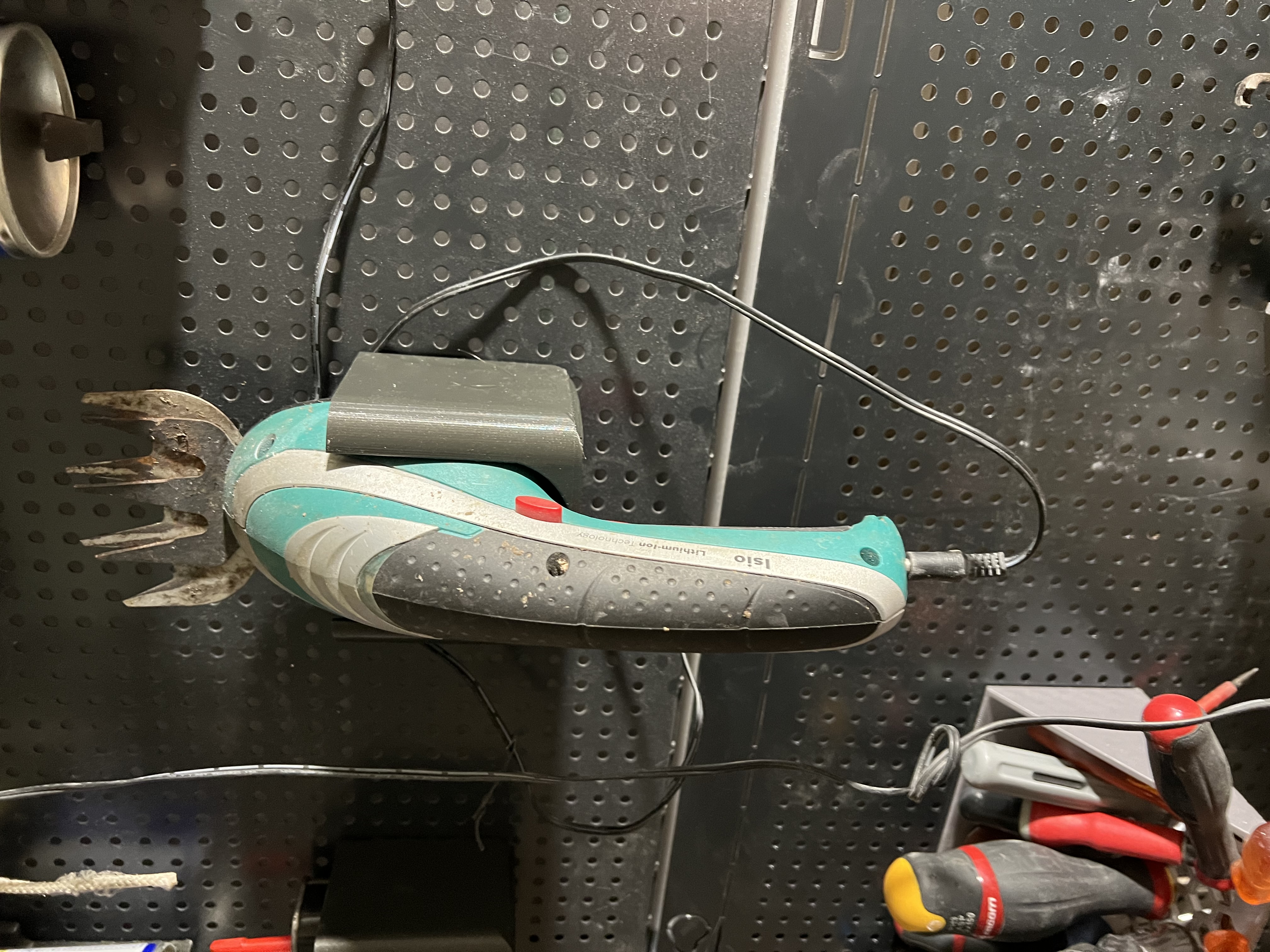 Wallmounted support for my Bosh grass cutter
