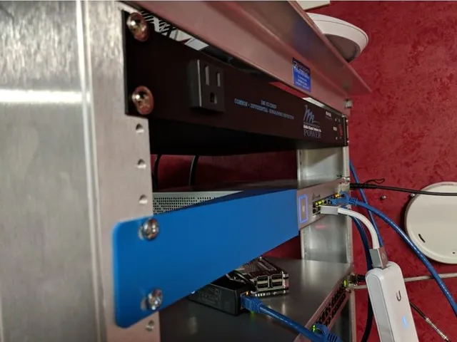 Ubiquiti UniFi Switch 8 (150W) rack mount spacer