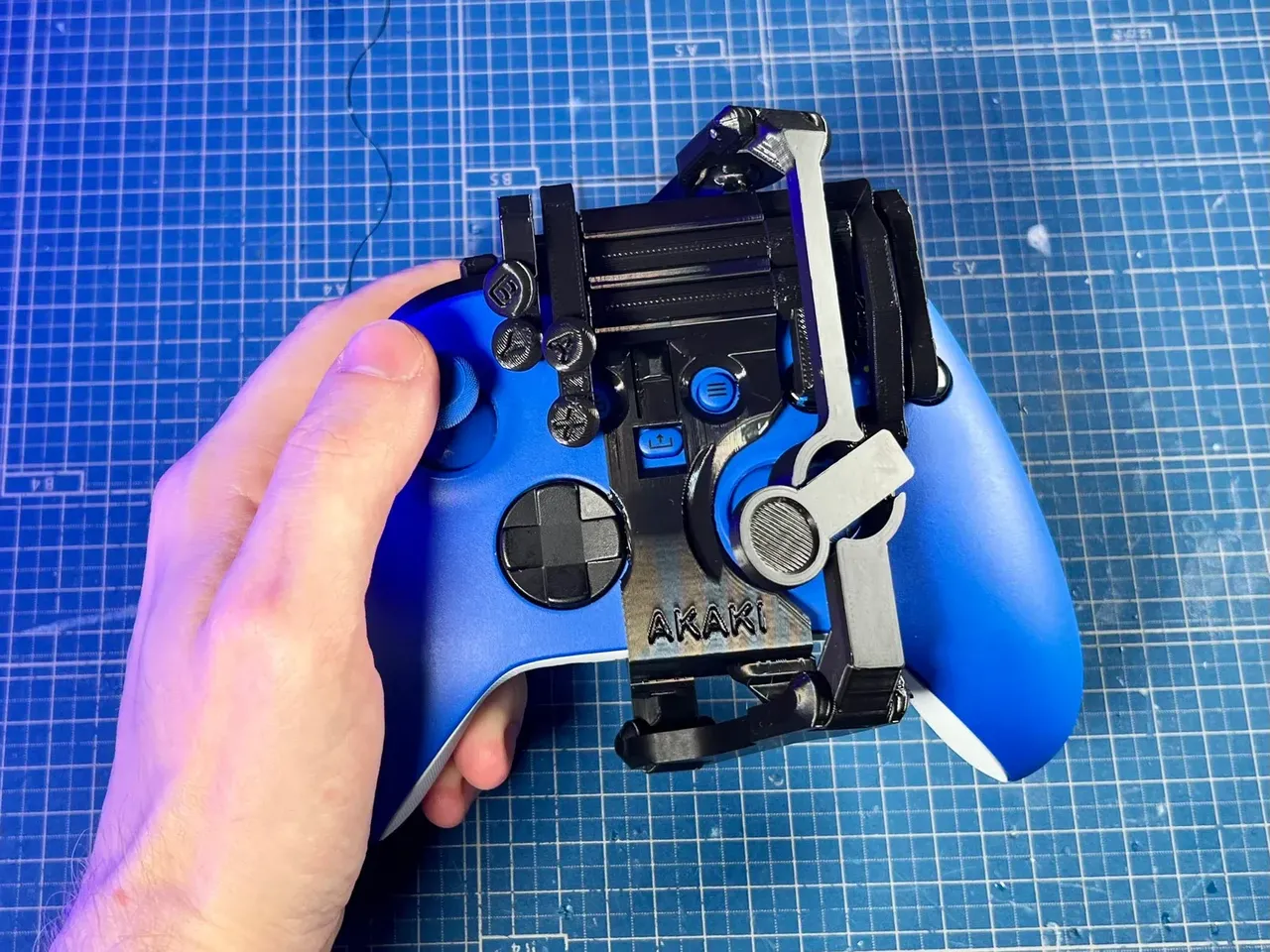 One-handed PS5 DualSense attachment – Akaki Controllers