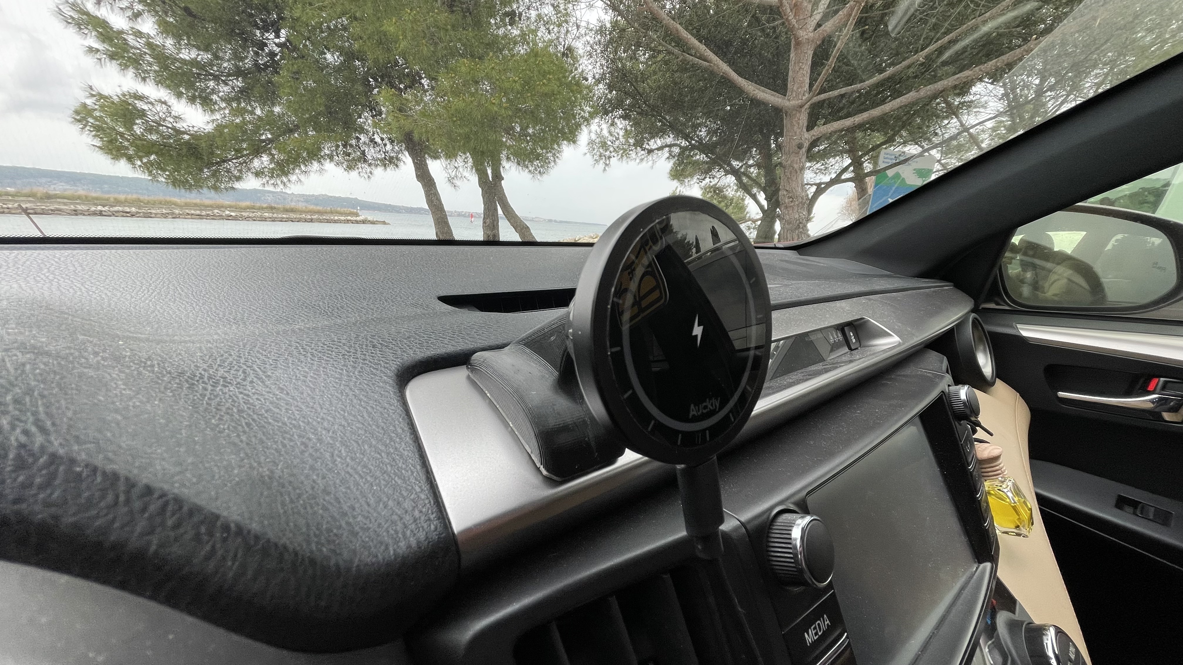 iPhone MagSafe car holder/charger