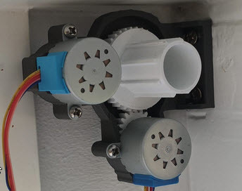 Double motor on a roller blind