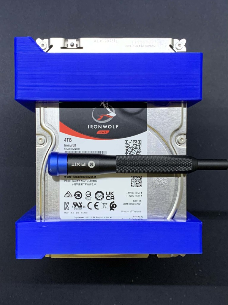 4x 3.5 inch hard drive cage on 140 mm fan mount (Extra holes for Masterbox Q300L/Q500L) by