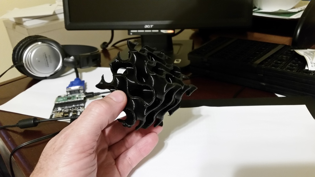 Miniatura 2 do modelo 3D Gyroid Surface