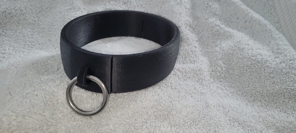 BDSM collar with magnetic key
