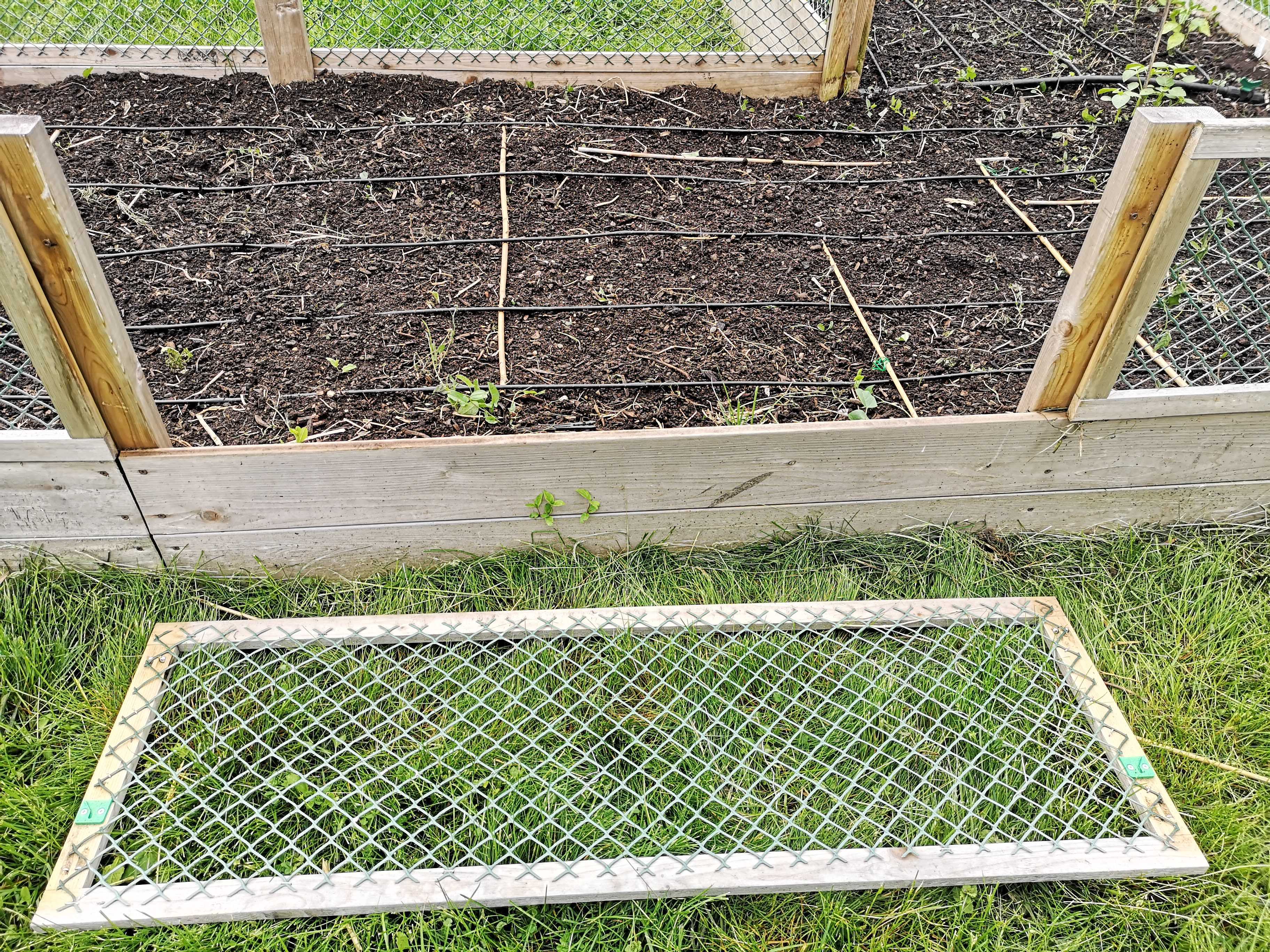 Screw hanging cleat for garden bed fence panels