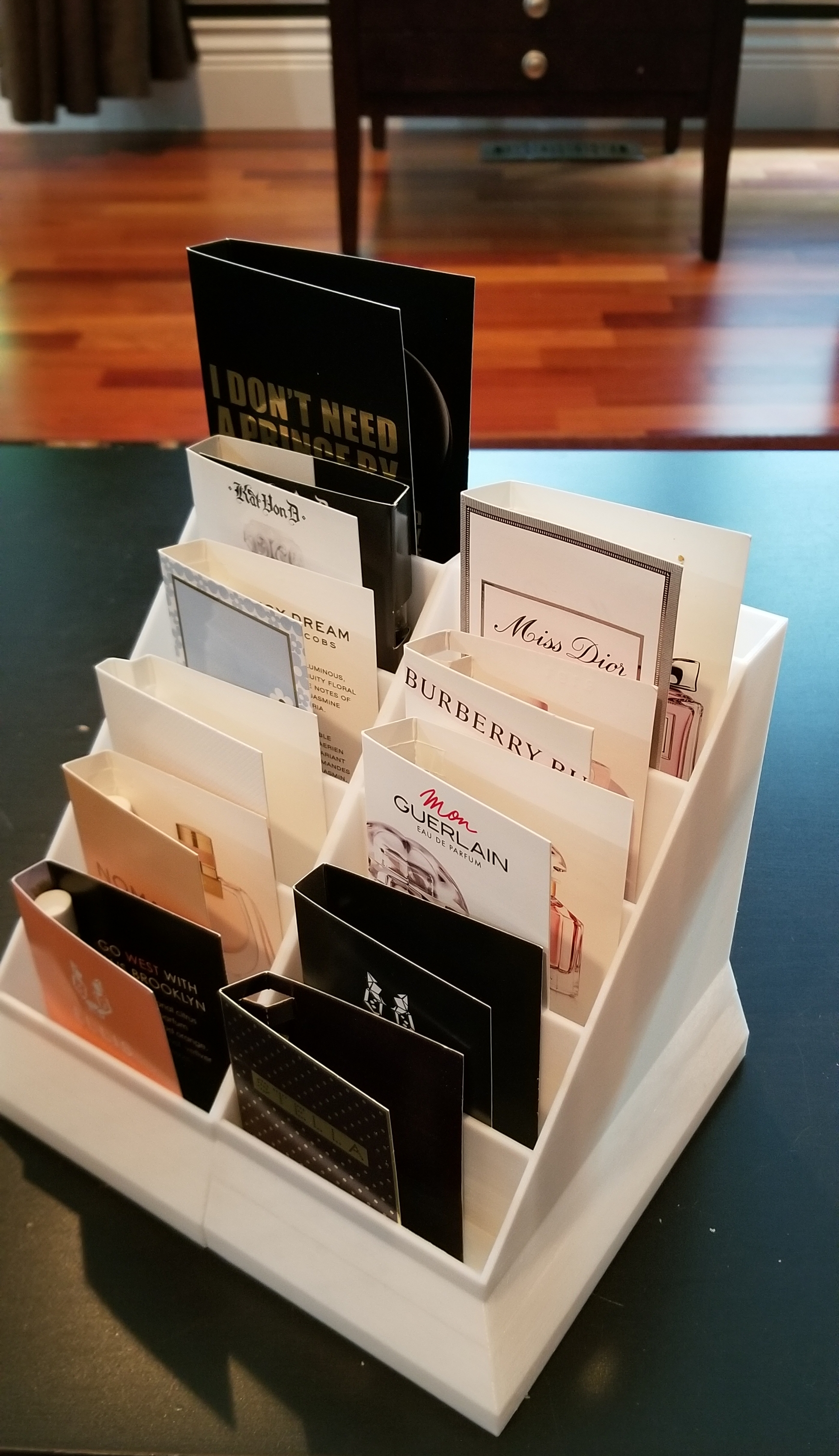 Miniatura 2 do modelo 3D Perfume Sample Rack