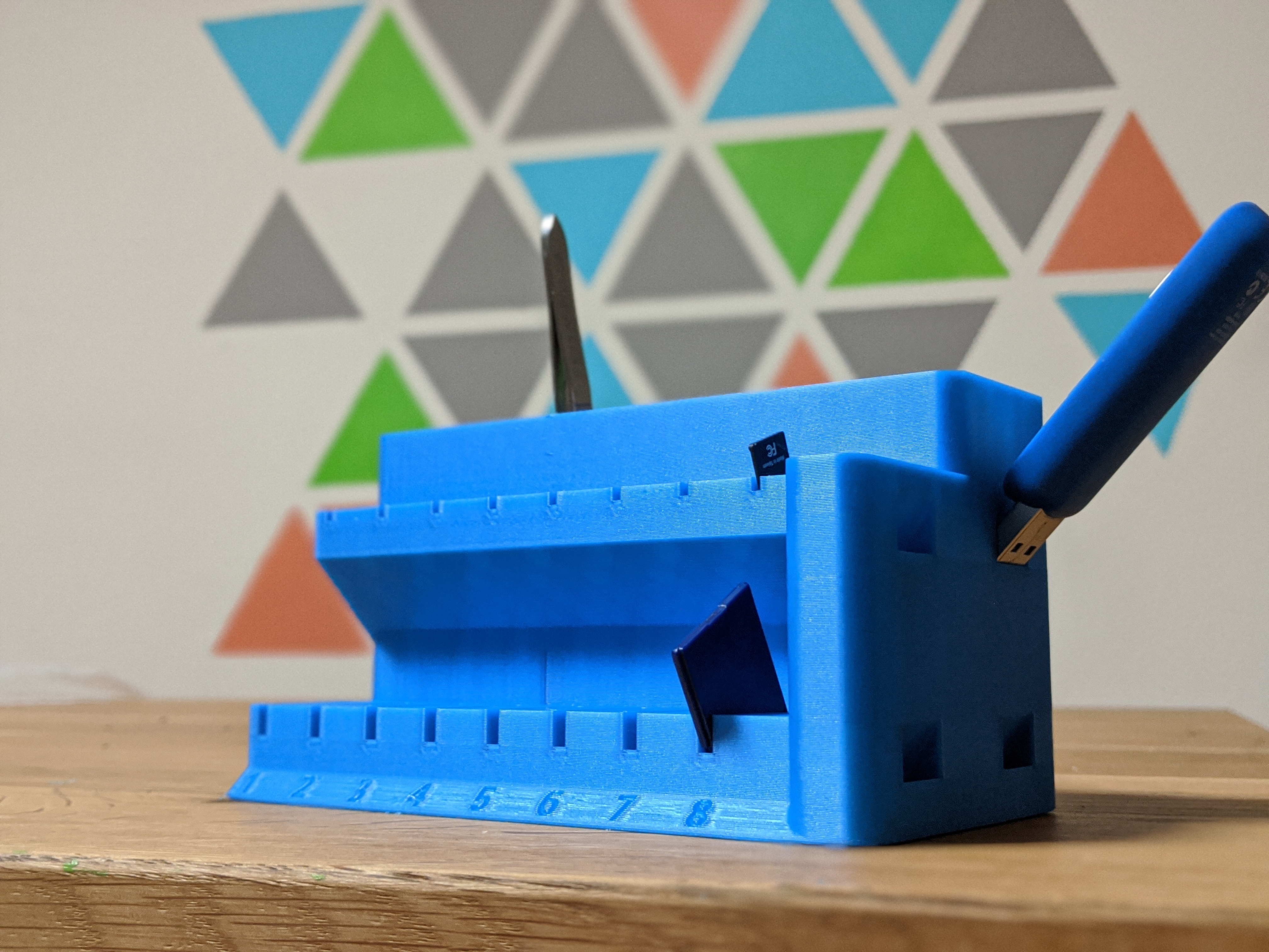 Multimedia desktop organizer