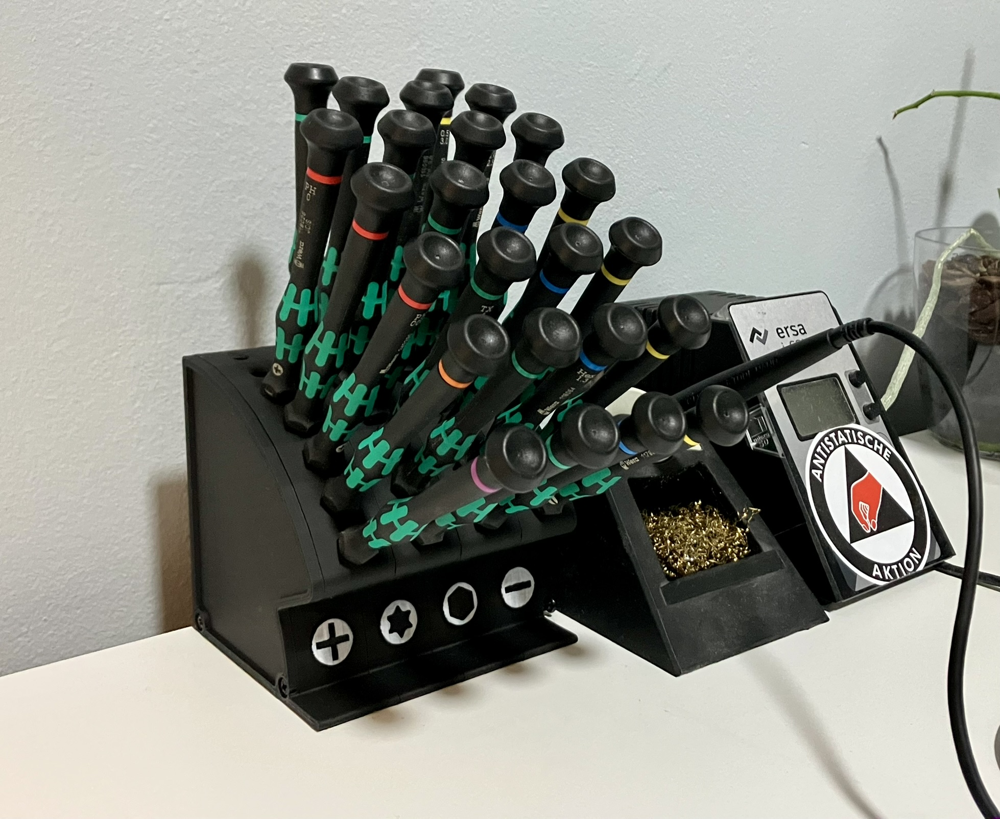 Easy-Access Desktop Screwdriver Holder — Parametric, No Supports