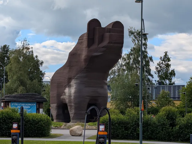 The world largest wooden bear (1:100)