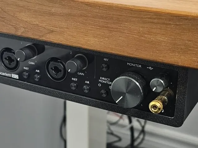 Desk mount for Scarlett 2i2