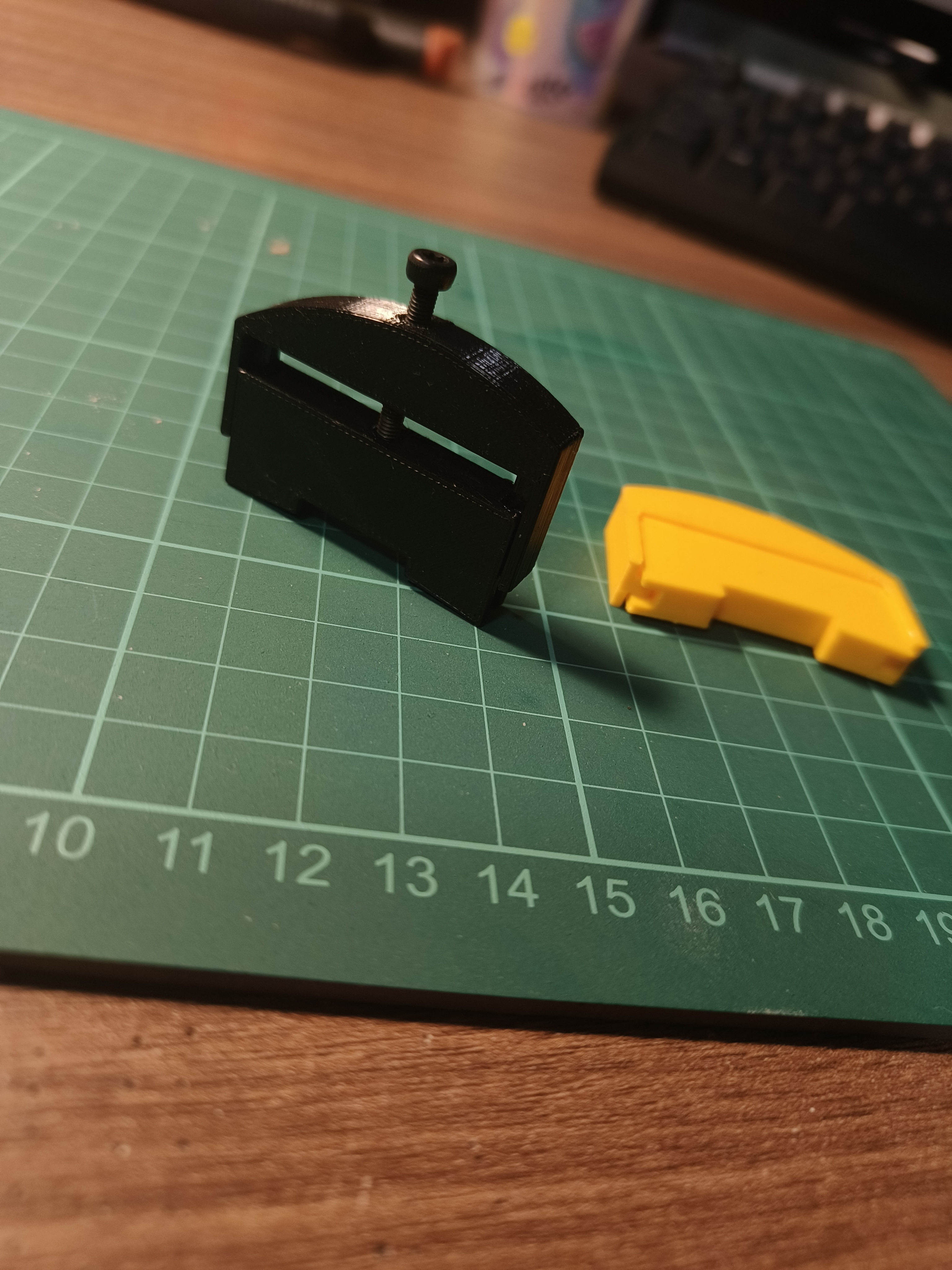 Violin string lifter