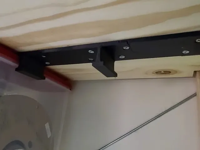 Hanging Mount for Rubbermaid 21 cup Drybox (modular remix)