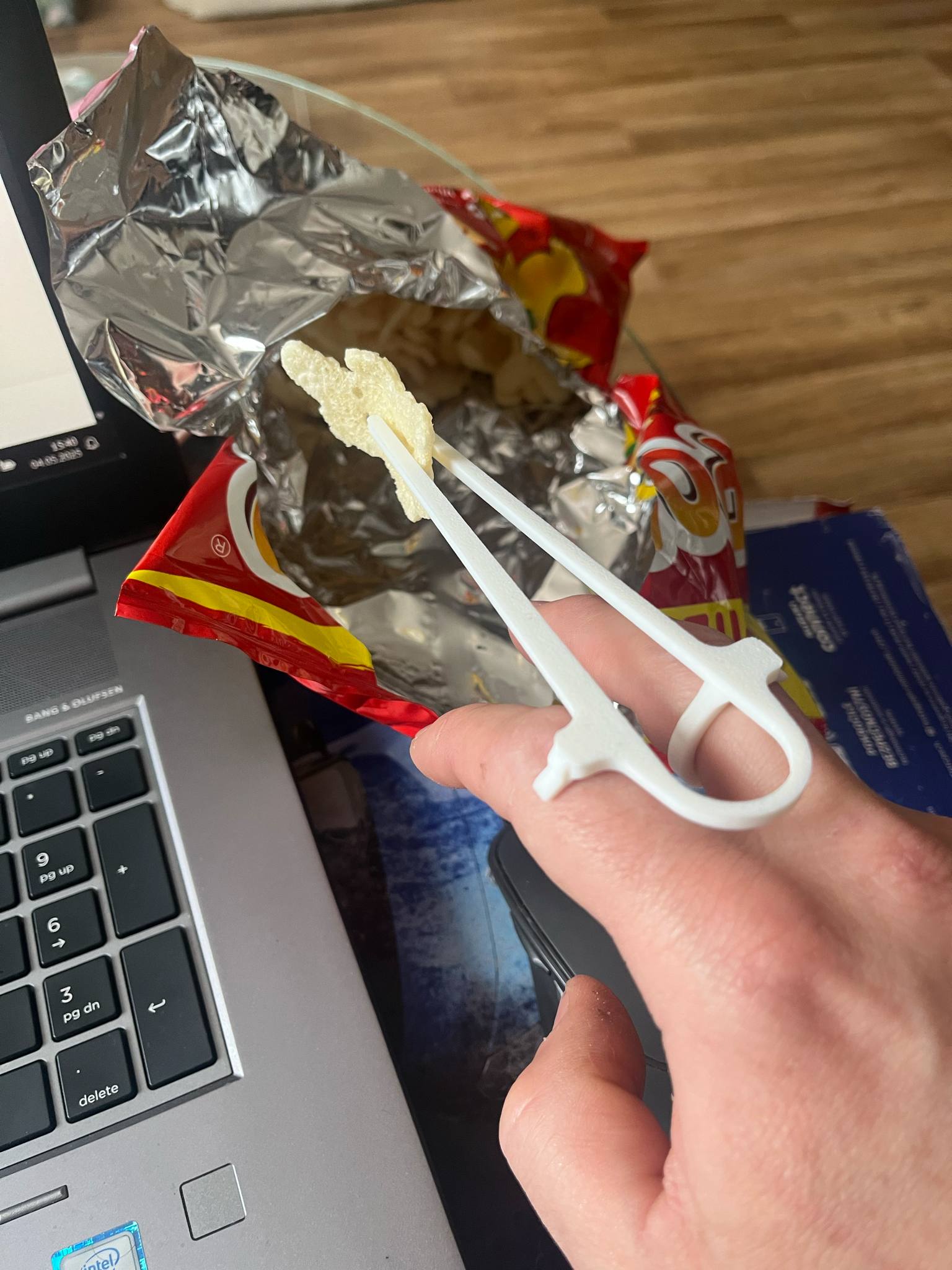 A device for eating chips, nachos