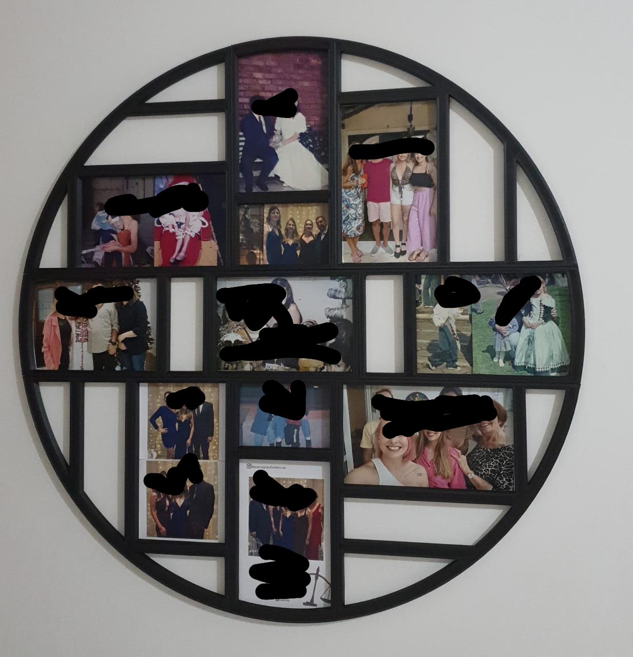 Circular photo frame